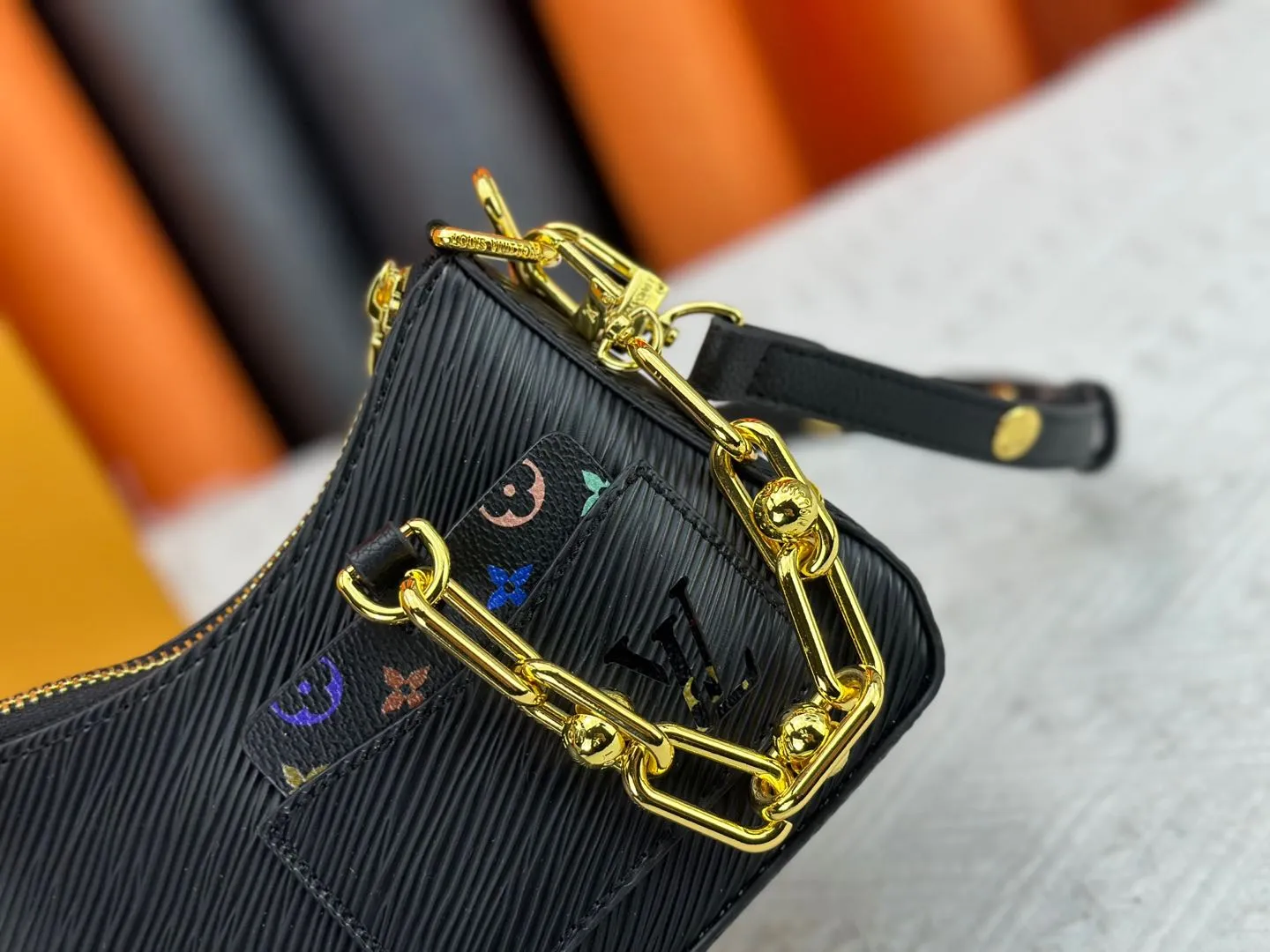 P260 M13099 This Marellini handbag is made of rich-texture Epi leather to create a delicate structure with ample space to store daily necessities such as smartphones. The round coin purse and mirror are both made of the colorful Monogram canvas from the Louis Vuitton x Takashi Murakami collaboration series, and are fixed to the bag body with a rough metal chain. Size: 19x13.5x6.5cm