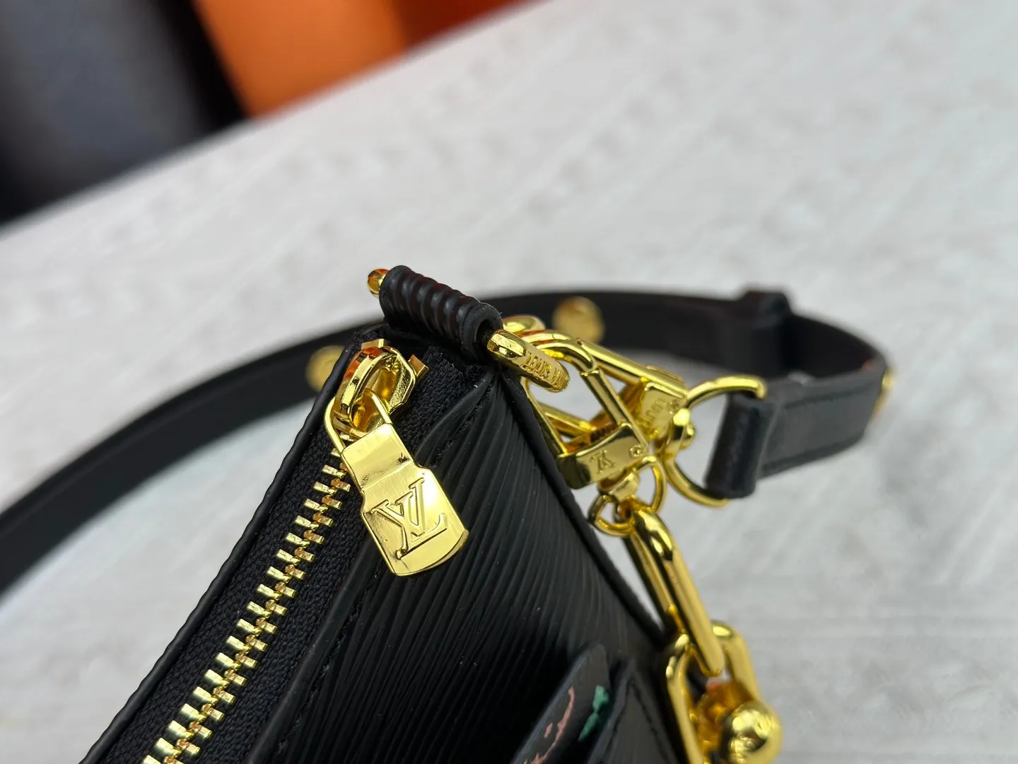 P260 M13099 This Marellini handbag is made of rich-texture Epi leather to create a delicate structure with ample space to store daily necessities such as smartphones. The round coin purse and mirror are both made of the colorful Monogram canvas from the Louis Vuitton x Takashi Murakami collaboration series, and are fixed to the bag body with a rough metal chain. Size: 19x13.5x6.5cm