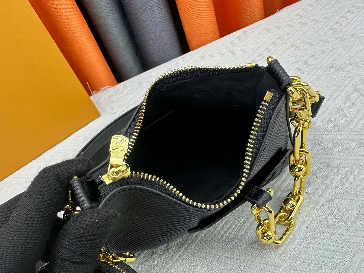 P260 M13099 This Marellini handbag is made of rich-texture Epi leather to create a delicate structure with ample space to store daily necessities such as smartphones. The round coin purse and mirror are both made of the colorful Monogram canvas from the Louis Vuitton x Takashi Murakami collaboration series, and are fixed to the bag body with a rough metal chain. Size: 19x13.5x6.5cm