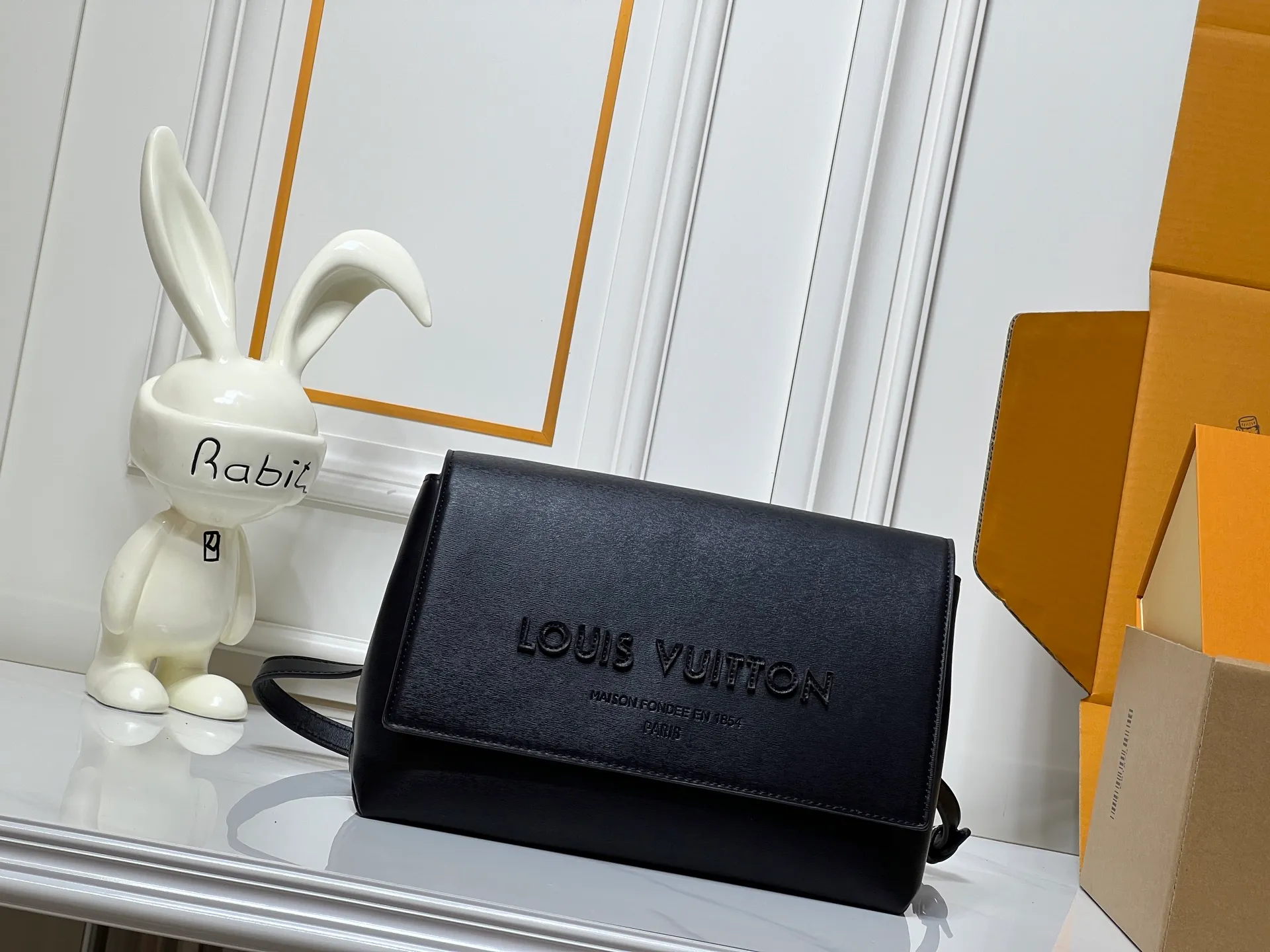 Batch 300💰M46018 Louis Vuitton's Pochette Metis embroidered messenger bag (black version) belongs to LV's classic messenger bag series. It adopts an iconic design style and is both fashionable and practical. This orange version is particularly eye-catching and can easily become the focus of the eye in a match. Dimensions: 25x19x7 cm
