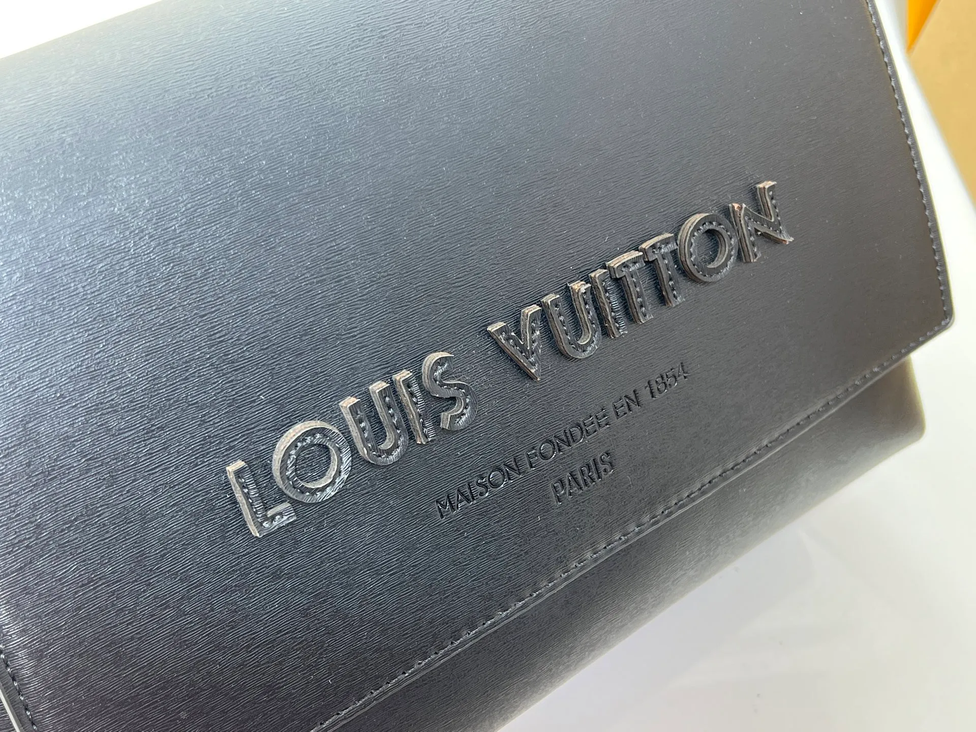 Batch 300💰M46018 Louis Vuitton's Pochette Metis embroidered messenger bag (black version) belongs to LV's classic messenger bag series. It adopts an iconic design style and is both fashionable and practical. This orange version is particularly eye-catching and can easily become the focus of the eye in a match. Dimensions: 25x19x7 cm