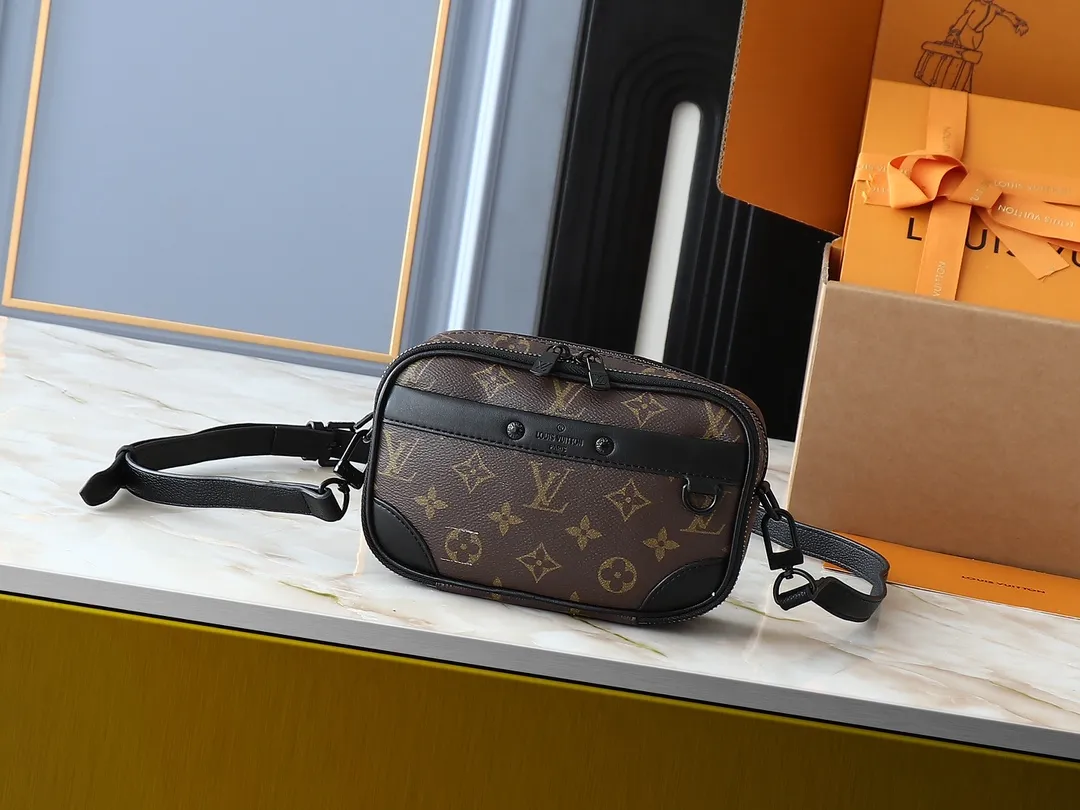 💰240💰Upgraded from the original M83383 M82542 M82544 M82801 mini men's messenger bag series. The new Zly hx NANO ALPHA handbag of the season. The Neo Alpha handbag condenses the past Alpha handbag design with rounded strokes and uses soft Monogram Eclipse canvas to build a casual silhouette. The ample space is equipped with a zipper compartment and front patch pocket to hold daily necessities such as mobile phones, cards and keys, and comes with a detachable and adjustable leather shoulder strap. 18.5 x 11 x 6.5 cm.
