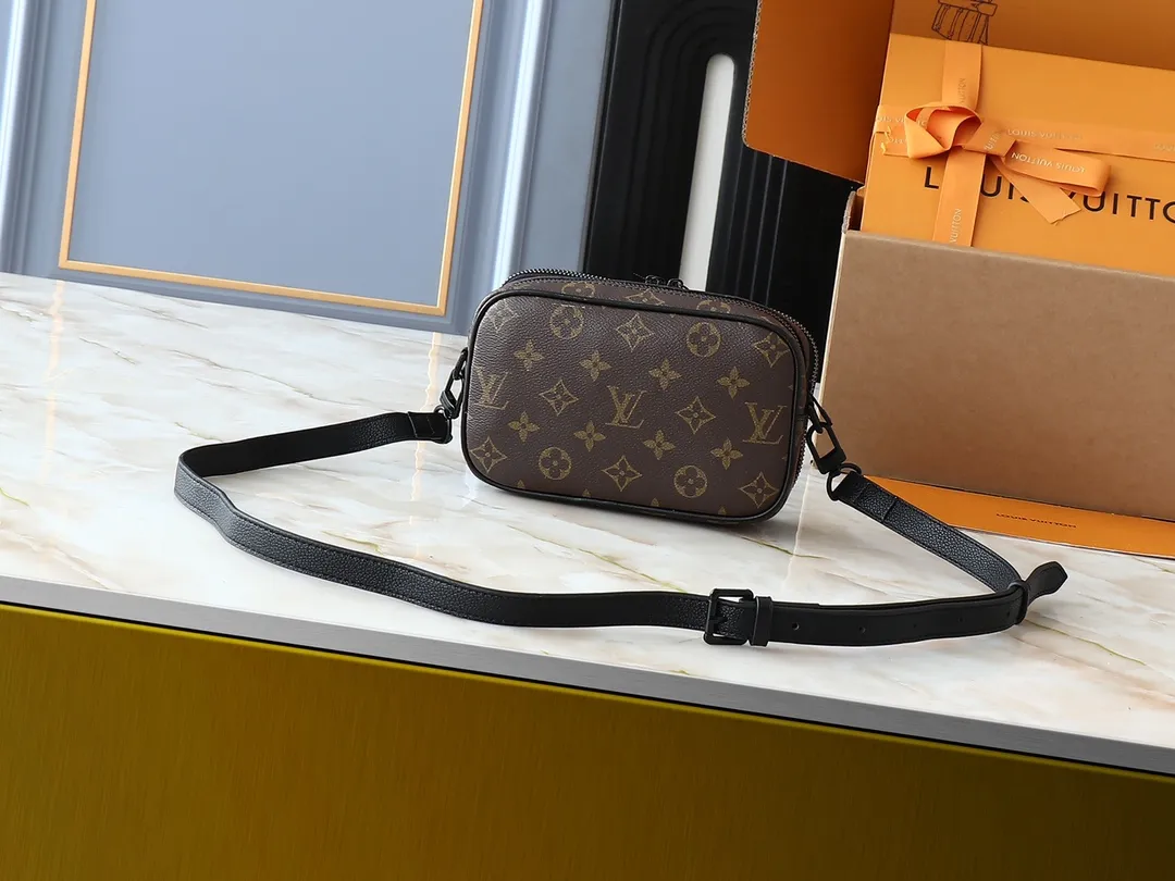💰240💰Upgraded from the original M83383 M82542 M82544 M82801 mini men's messenger bag series. The new Zly hx NANO ALPHA handbag of the season. The Neo Alpha handbag condenses the past Alpha handbag design with rounded strokes and uses soft Monogram Eclipse canvas to build a casual silhouette. The ample space is equipped with a zipper compartment and front patch pocket to hold daily necessities such as mobile phones, cards and keys, and comes with a detachable and adjustable leather shoulder strap. 18.5 x 11 x 6.5 cm.