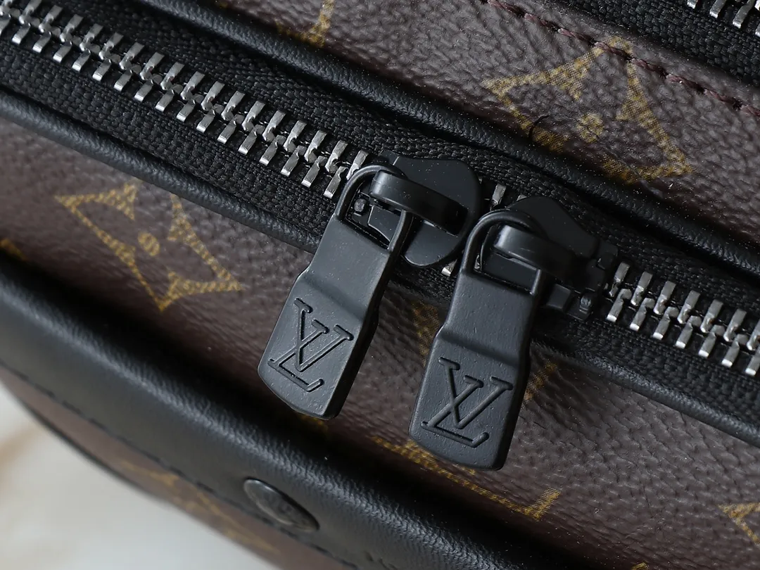 💰240💰Upgraded from the original M83383 M82542 M82544 M82801 mini men's messenger bag series. The new Zly hx NANO ALPHA handbag of the season. The Neo Alpha handbag condenses the past Alpha handbag design with rounded strokes and uses soft Monogram Eclipse canvas to build a casual silhouette. The ample space is equipped with a zipper compartment and front patch pocket to hold daily necessities such as mobile phones, cards and keys, and comes with a detachable and adjustable leather shoulder strap. 18.5 x 11 x 6.5 cm.