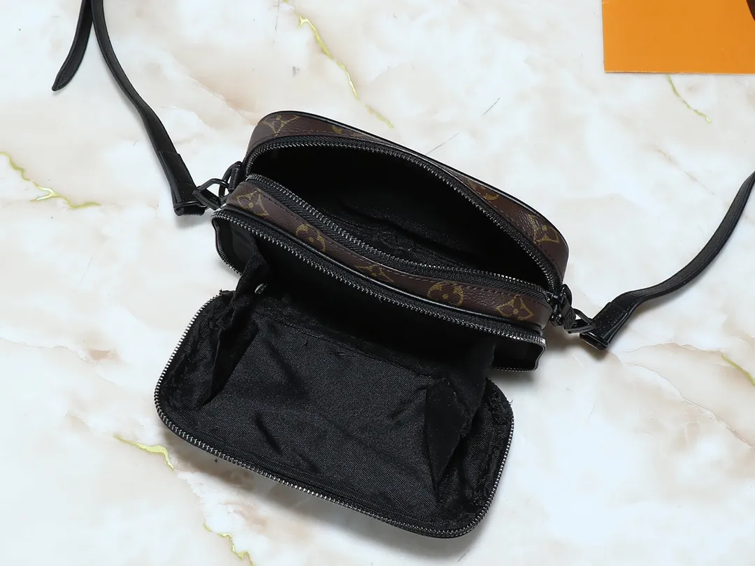 💰240💰Upgraded from the original M83383 M82542 M82544 M82801 mini men's messenger bag series. The new Zly hx NANO ALPHA handbag of the season. The Neo Alpha handbag condenses the past Alpha handbag design with rounded strokes and uses soft Monogram Eclipse canvas to build a casual silhouette. The ample space is equipped with a zipper compartment and front patch pocket to hold daily necessities such as mobile phones, cards and keys, and comes with a detachable and adjustable leather shoulder strap. 18.5 x 11 x 6.5 cm.