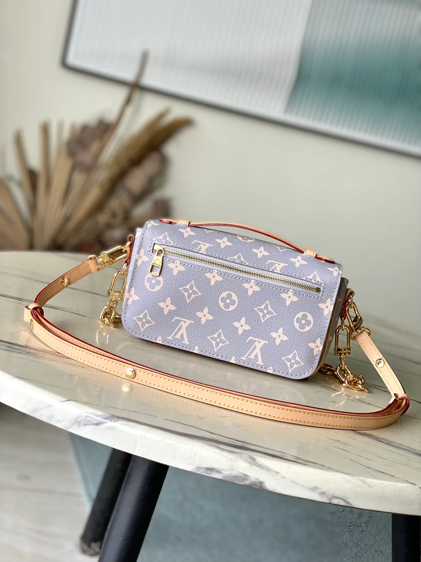 💰980 (Steel Hardware) Top Original Order M12429 This Pochette Métis East West handbag draws inspiration from the color of the brand’s traditional hard trunk. It renders the iconic Monogram coated canvas in elegant French tones, with smooth cow leather trim and S-lock buckle. It matches the 2024 autumn and winter ready-to-wear series. 21.5 x 13.5 x 6 cm (length x height x width)