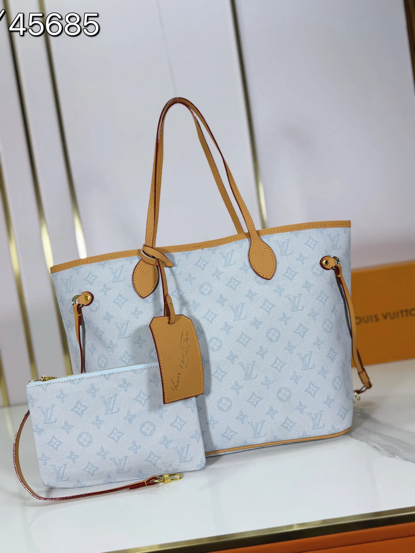 P240 upgraded original M45685 M40995 M27521💋💋Louis Vuitton's new Neverfull is a new interpretation of the classic handbag, exploring the exquisite details inside the bag. Redesigned interior pockets feature fresh fabric linings and vintage details inspired by the Louis Vuitton archives, most notably the detachable zippered clutch, which can be used on its own as a sophisticated clutch or as an additional pocket. Bright lining tones add a more lively feel to Monogram's classic canvas. Size: 32*29*17 cm