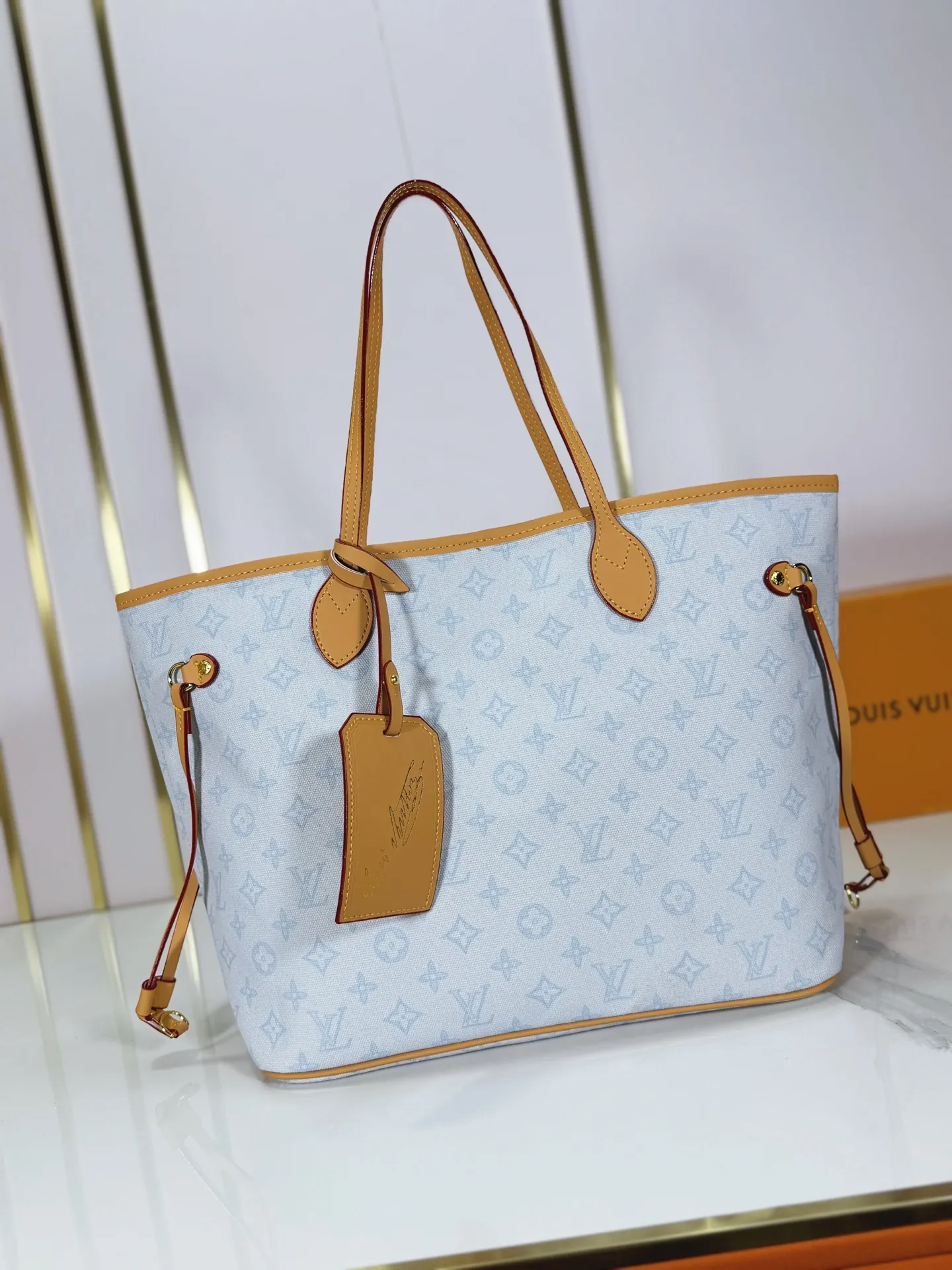 P240 upgraded original M45685 M40995 M27521💋💋Louis Vuitton's new Neverfull is a new interpretation of the classic handbag, exploring the exquisite details inside the bag. Redesigned interior pockets feature fresh fabric linings and vintage details inspired by the Louis Vuitton archives, most notably the detachable zippered clutch, which can be used on its own as a sophisticated clutch or as an additional pocket. Bright lining tones add a more lively feel to Monogram's classic canvas. Size: 32*29*17 cm