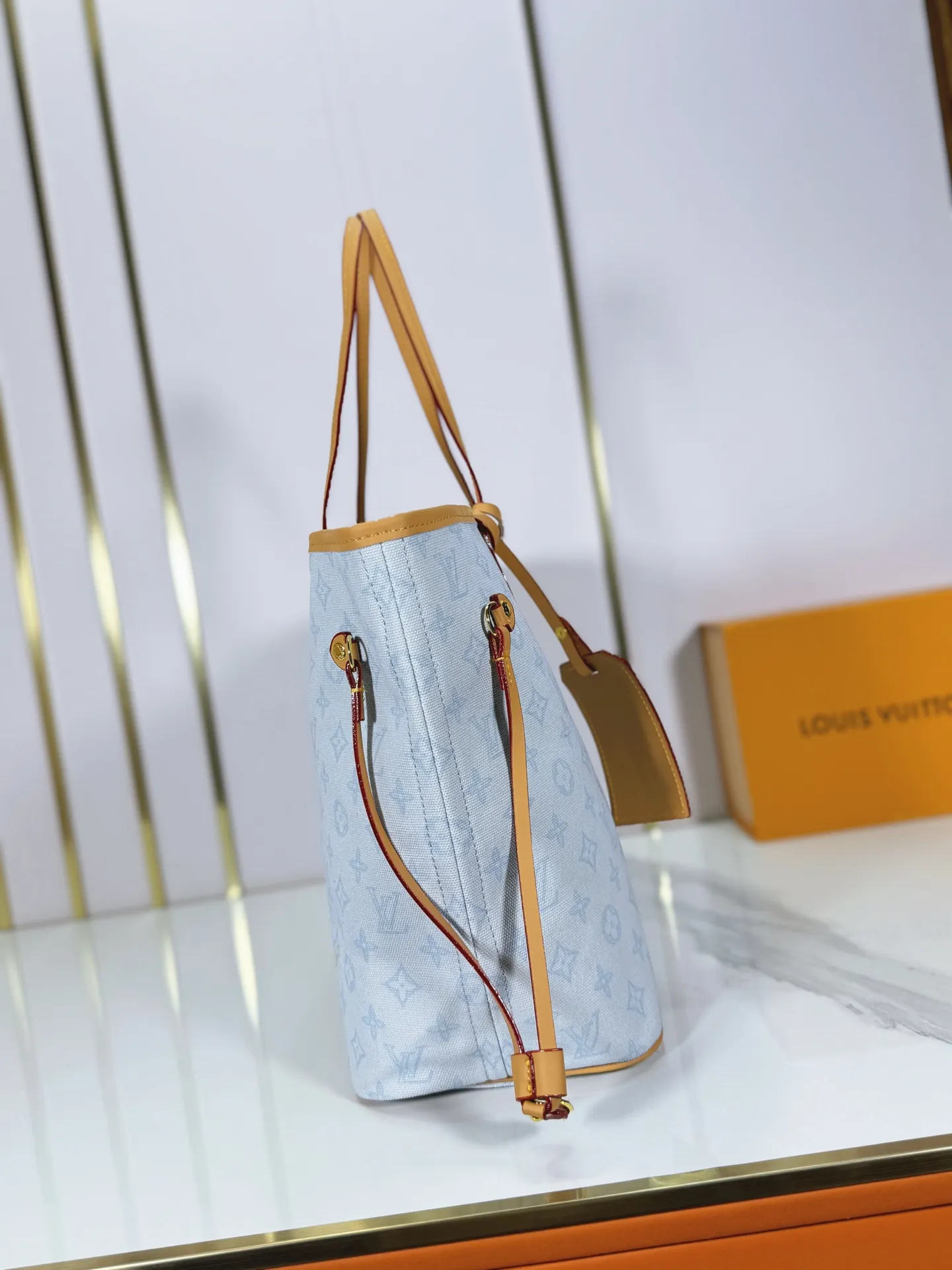 P240 upgraded original M45685 M40995 M27521💋💋Louis Vuitton's new Neverfull is a new interpretation of the classic handbag, exploring the exquisite details inside the bag. Redesigned interior pockets feature fresh fabric linings and vintage details inspired by the Louis Vuitton archives, most notably the detachable zippered clutch, which can be used on its own as a sophisticated clutch or as an additional pocket. Bright lining tones add a more lively feel to Monogram's classic canvas. Size: 32*29*17 cm
