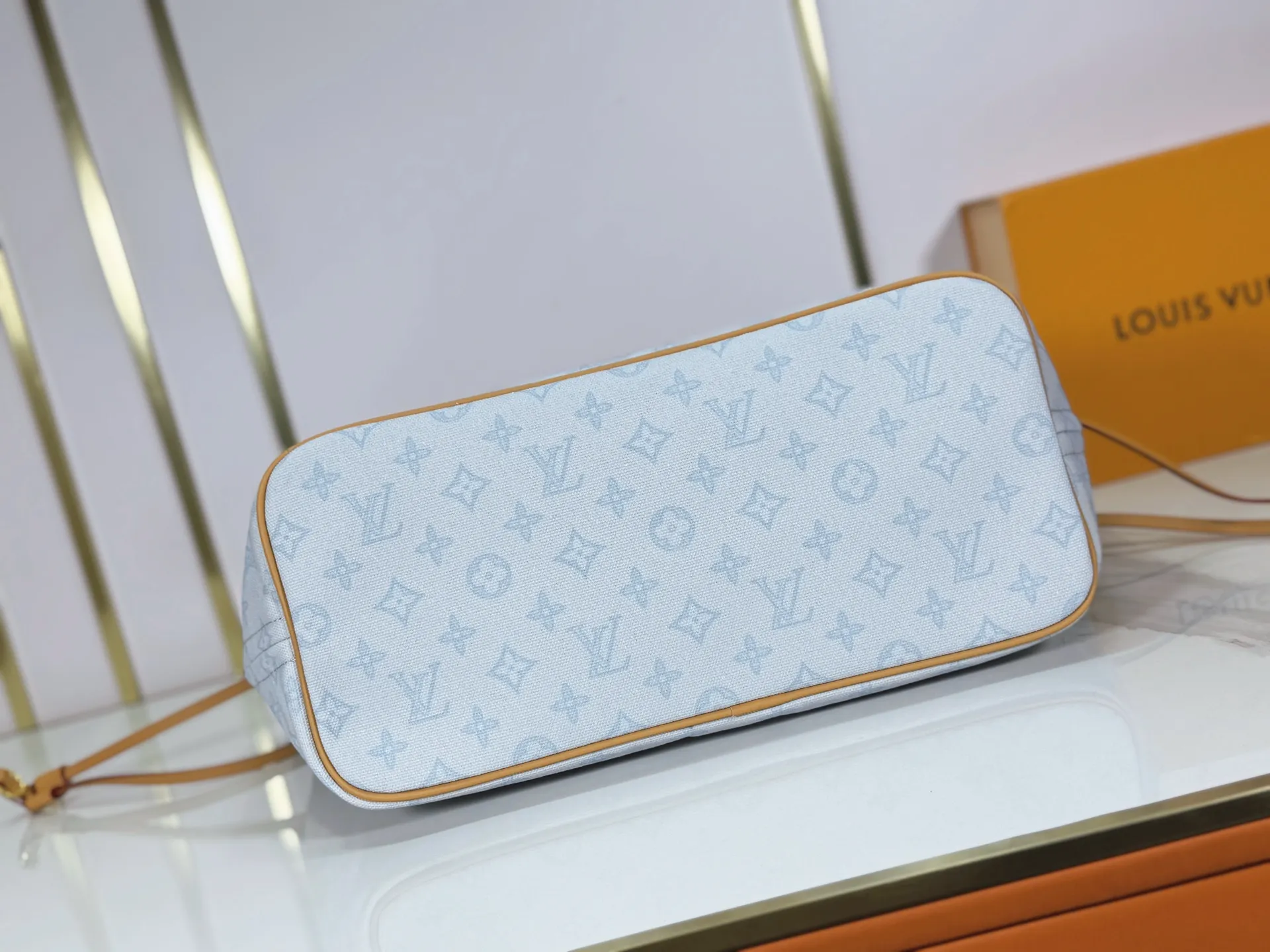 P240 upgraded original M45685 M40995 M27521💋💋Louis Vuitton's new Neverfull is a new interpretation of the classic handbag, exploring the exquisite details inside the bag. Redesigned interior pockets feature fresh fabric linings and vintage details inspired by the Louis Vuitton archives, most notably the detachable zippered clutch, which can be used on its own as a sophisticated clutch or as an additional pocket. Bright lining tones add a more lively feel to Monogram's classic canvas. Size: 32*29*17 cm