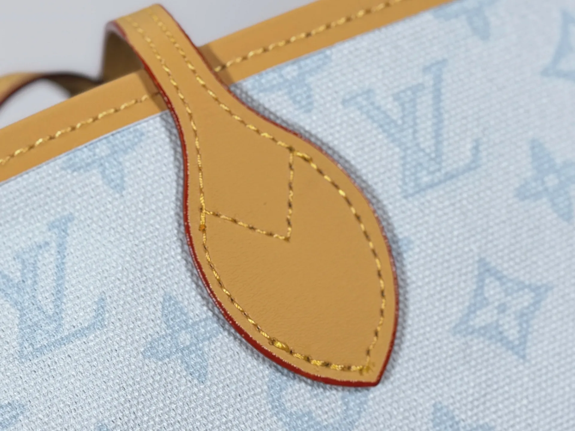 P240 upgraded original M45685 M40995 M27521💋💋Louis Vuitton's new Neverfull is a new interpretation of the classic handbag, exploring the exquisite details inside the bag. Redesigned interior pockets feature fresh fabric linings and vintage details inspired by the Louis Vuitton archives, most notably the detachable zippered clutch, which can be used on its own as a sophisticated clutch or as an additional pocket. Bright lining tones add a more lively feel to Monogram's classic canvas. Size: 32*29*17 cm