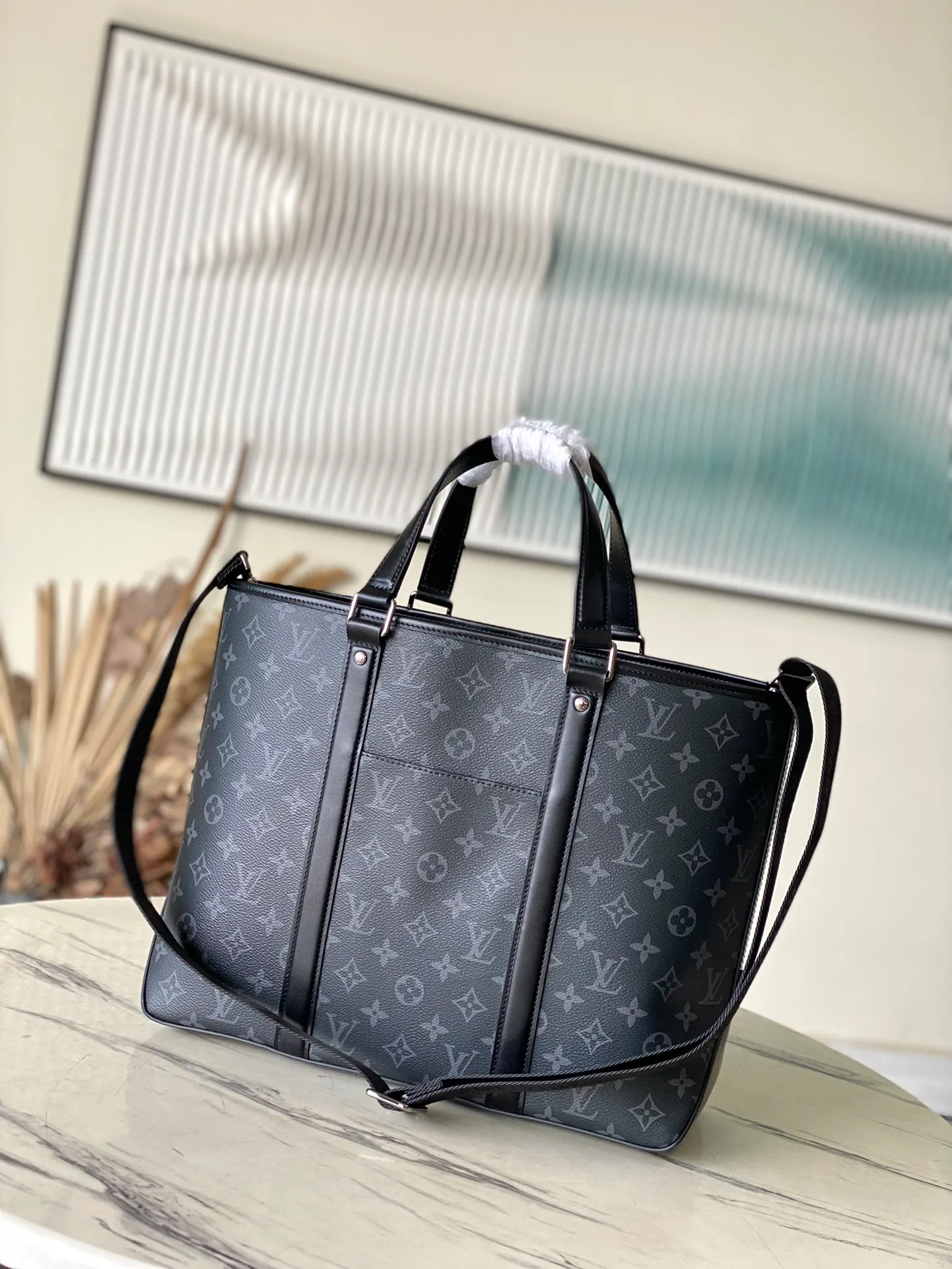 💰1100 Top Original M45734 Black Flower Week-End Tote Handbag Looks back at the classic Week-End handbag design, using Monogram Macassar canvas to create ample space and a practical mobile phone outer pocket. With its adjustable shoulder strap and flat handle that can be comfortably carried on your shoulder, you can go on a city trip or take a weekend nap wherever you like. Dimensions: 37 x 29 x 13 cm