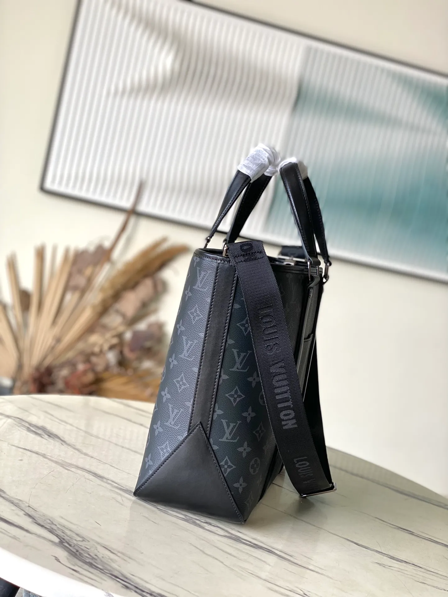 💰1100 Top Original M45734 Black Flower Week-End Tote Handbag Looks back at the classic Week-End handbag design, using Monogram Macassar canvas to create ample space and a practical mobile phone outer pocket. With its adjustable shoulder strap and flat handle that can be comfortably carried on your shoulder, you can go on a city trip or take a weekend nap wherever you like. Dimensions: 37 x 29 x 13 cm