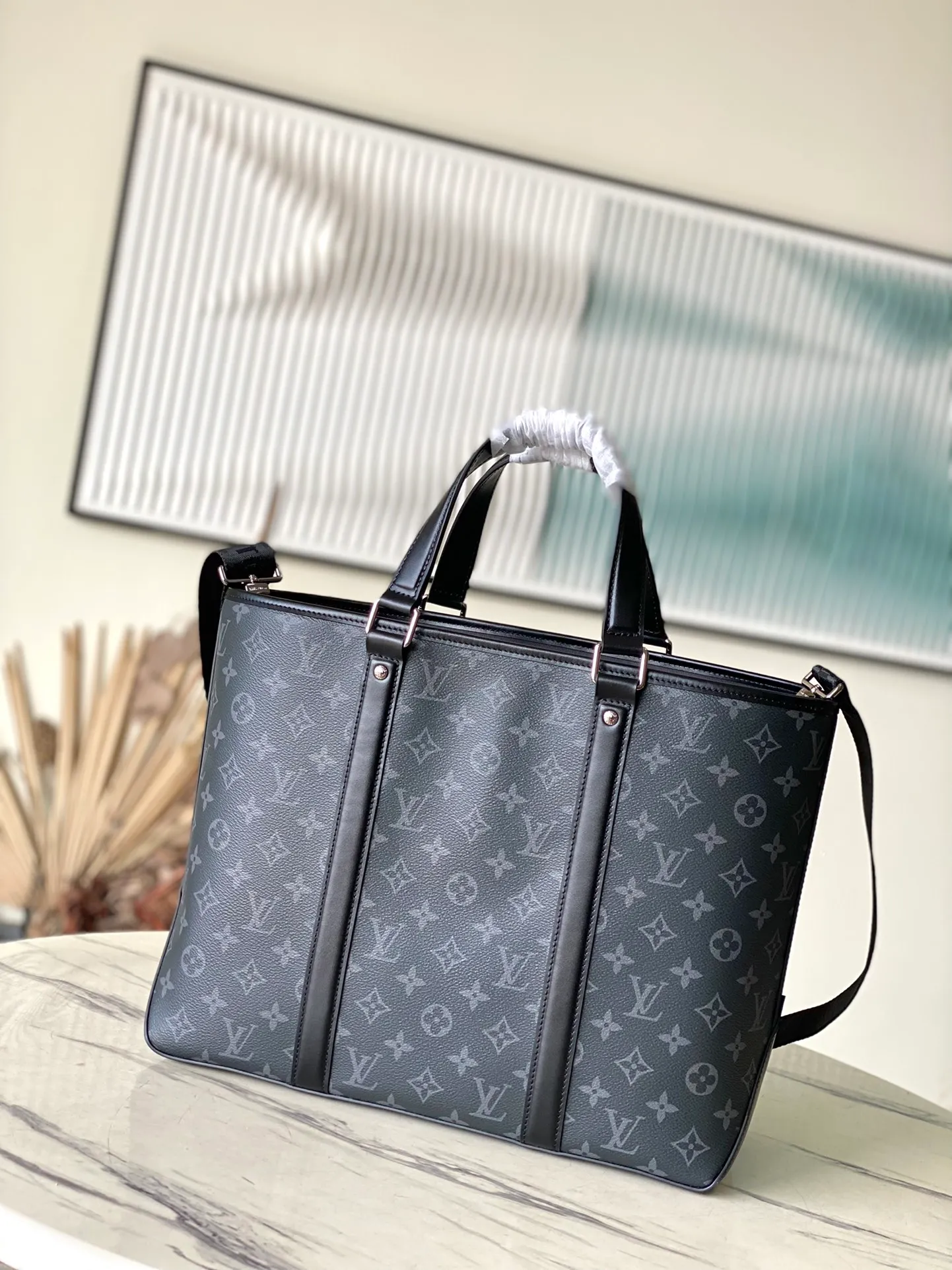 💰1100 Top Original M45734 Black Flower Week-End Tote Handbag Looks back at the classic Week-End handbag design, using Monogram Macassar canvas to create ample space and a practical mobile phone outer pocket. With its adjustable shoulder strap and flat handle that can be comfortably carried on your shoulder, you can go on a city trip or take a weekend nap wherever you like. Dimensions: 37 x 29 x 13 cm