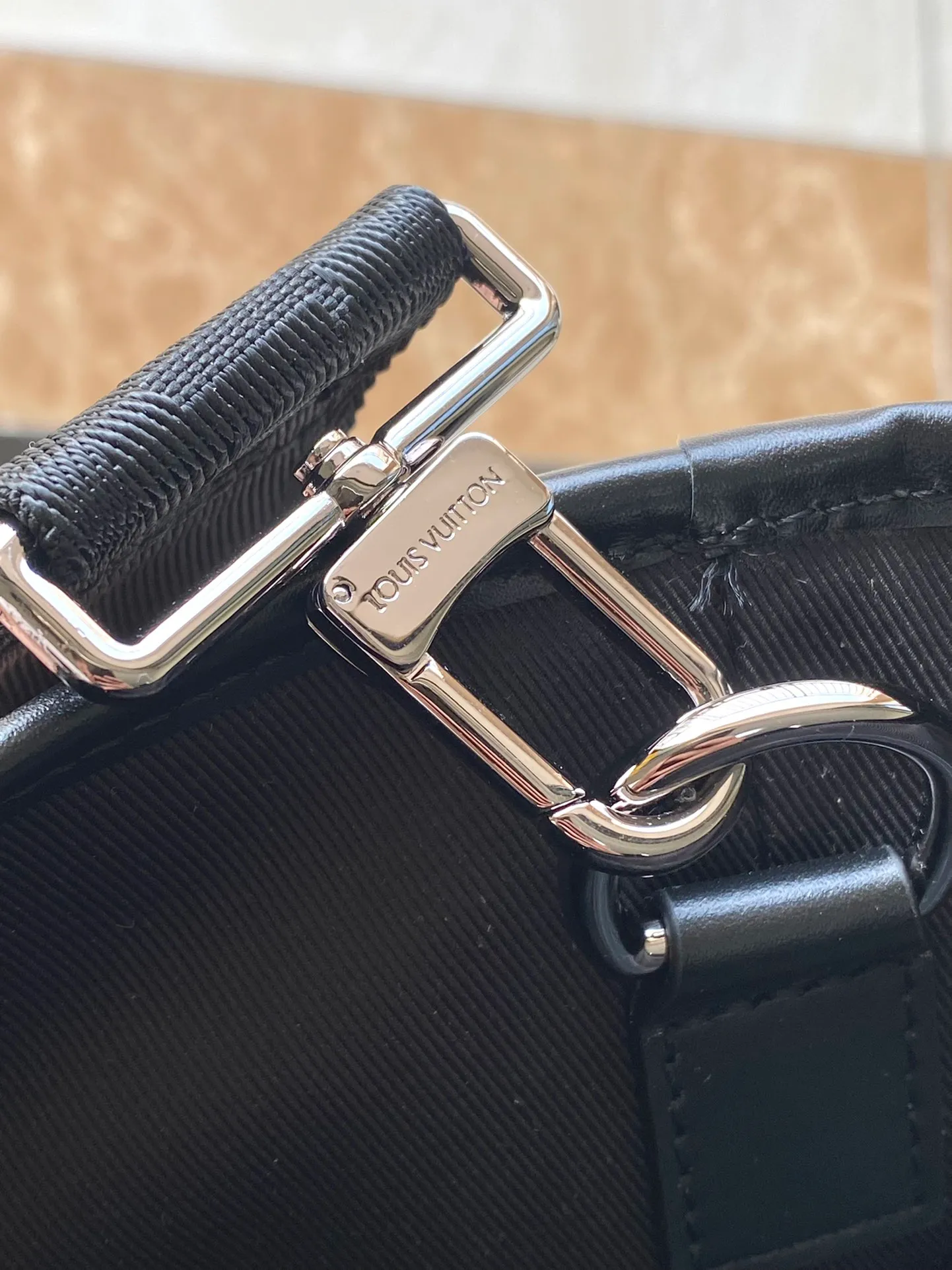 💰1100 Top Original M45734 Black Flower Week-End Tote Handbag Looks back at the classic Week-End handbag design, using Monogram Macassar canvas to create ample space and a practical mobile phone outer pocket. With its adjustable shoulder strap and flat handle that can be comfortably carried on your shoulder, you can go on a city trip or take a weekend nap wherever you like. Dimensions: 37 x 29 x 13 cm