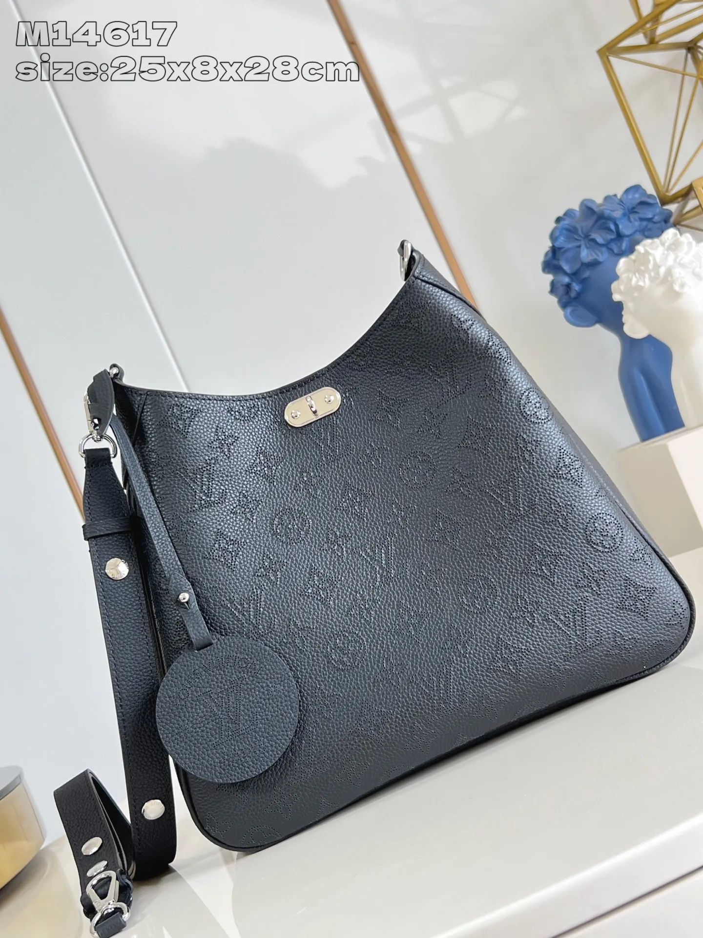 💰1140 (top-grain leather) top-quality original M14617 black ]M14618 This All Around medium-sized handbag is made of engraved leather tracing the Monogram perforation pattern, and the Yingze padlock magnetic buckle upgrades the classic charm. The LV leather decoration highlights the ingenious details. Whether worn cross-body or on the shoulder, it can elegantly brighten up daily looks. 25 x 8 x 28 cm (height x width x length)