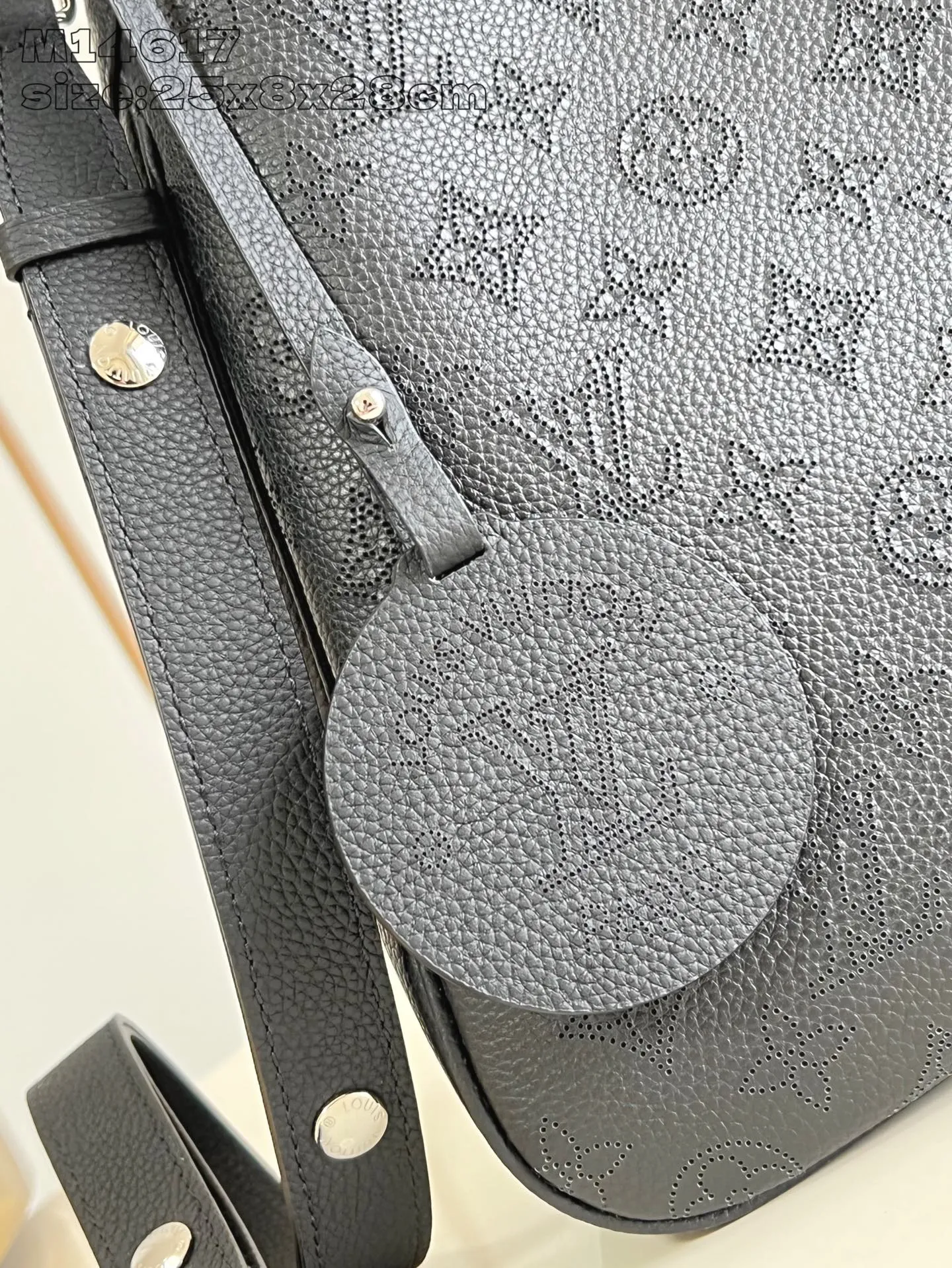 💰1140 (top-grain leather) top-quality original M14617 black ]M14618 This All Around medium-sized handbag is made of engraved leather tracing the Monogram perforation pattern, and the Yingze padlock magnetic buckle upgrades the classic charm. The LV leather decoration highlights the ingenious details. Whether worn cross-body or on the shoulder, it can elegantly brighten up daily looks. 25 x 8 x 28 cm (height x width x length)