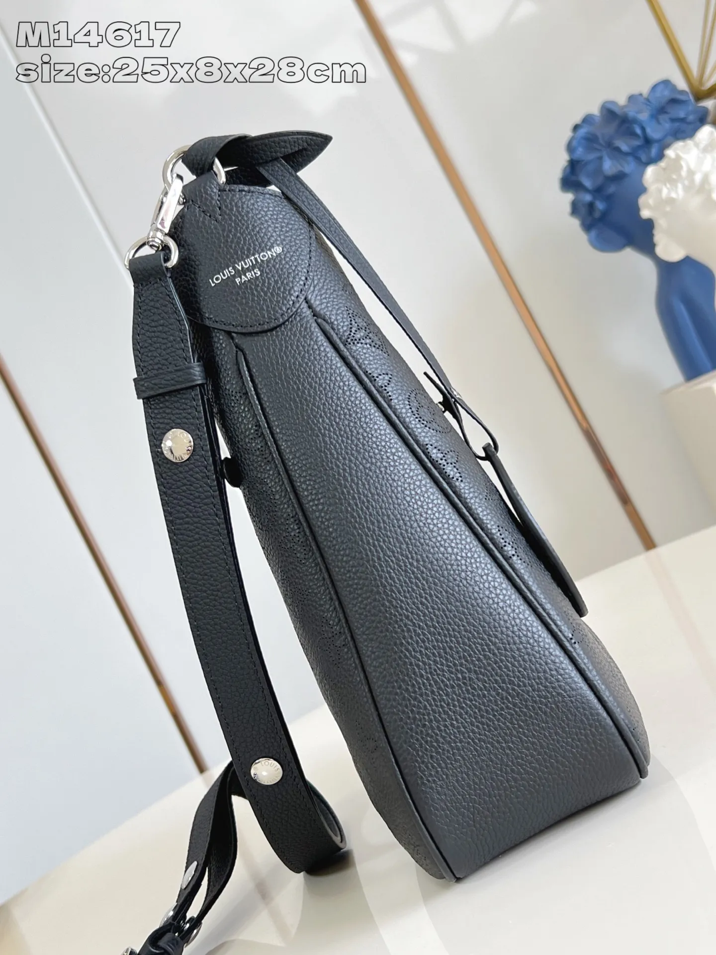 💰1140 (top-grain leather) top-quality original M14617 black ]M14618 This All Around medium-sized handbag is made of engraved leather tracing the Monogram perforation pattern, and the Yingze padlock magnetic buckle upgrades the classic charm. The LV leather decoration highlights the ingenious details. Whether worn cross-body or on the shoulder, it can elegantly brighten up daily looks. 25 x 8 x 28 cm (height x width x length)