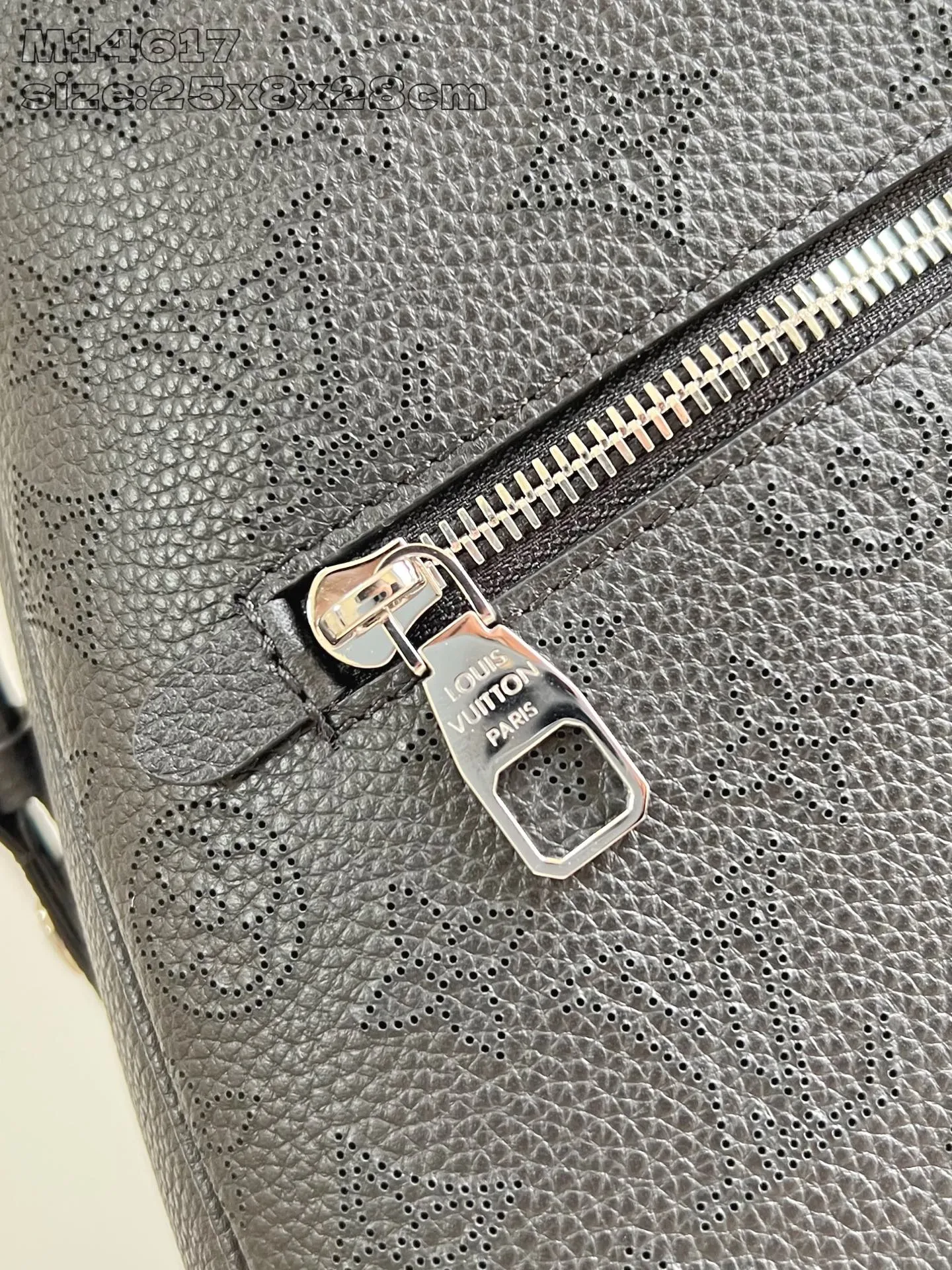 💰1140 (top-grain leather) top-quality original M14617 black ]M14618 This All Around medium-sized handbag is made of engraved leather tracing the Monogram perforation pattern, and the Yingze padlock magnetic buckle upgrades the classic charm. The LV leather decoration highlights the ingenious details. Whether worn cross-body or on the shoulder, it can elegantly brighten up daily looks. 25 x 8 x 28 cm (height x width x length)