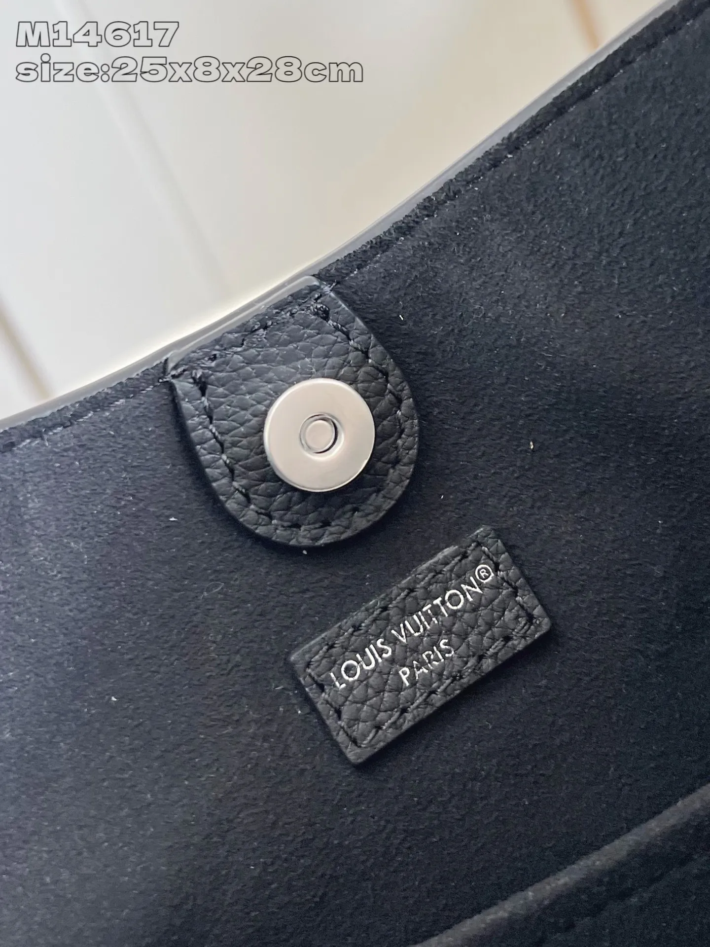 💰1140 (top-grain leather) top-quality original M14617 black ]M14618 This All Around medium-sized handbag is made of engraved leather tracing the Monogram perforation pattern, and the Yingze padlock magnetic buckle upgrades the classic charm. The LV leather decoration highlights the ingenious details. Whether worn cross-body or on the shoulder, it can elegantly brighten up daily looks. 25 x 8 x 28 cm (height x width x length)