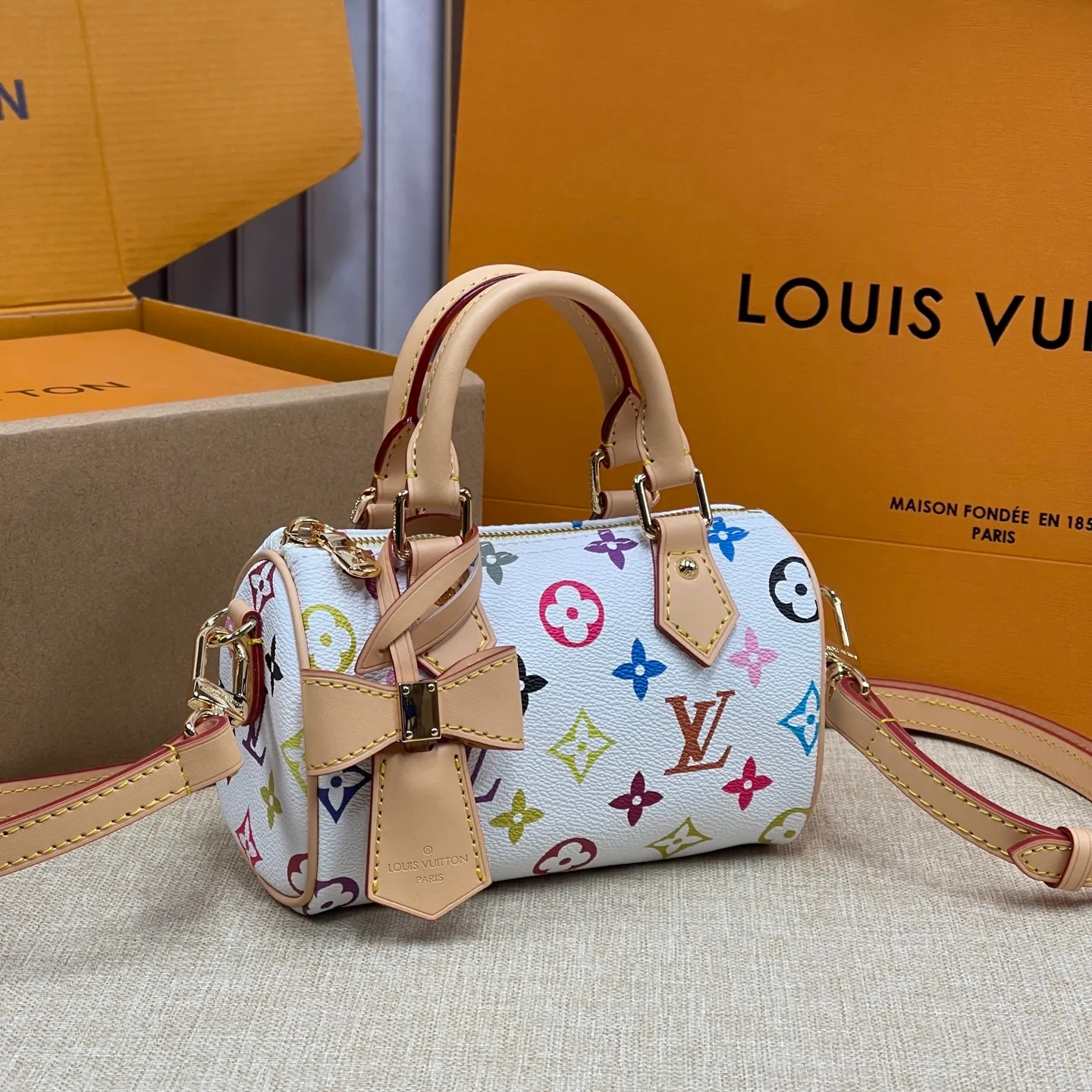 [Upgraded version] P440¥💰Tricolor series~Upgraded version. High quality🥰Model: M13391🐶With complete packaging❣️NANO SPEEDY handbag The Nano Speedy handbag condenses the configuration of Louis Vuitton's classic Speedy handbag, with an exquisite design made of Monogram canvas, with distressed cow leather details and metal parts. The handles and removable and adjustable shoulder strap allow for a variety of styling possibilities. Dimensions: 16 x 10 x 7.5 cm