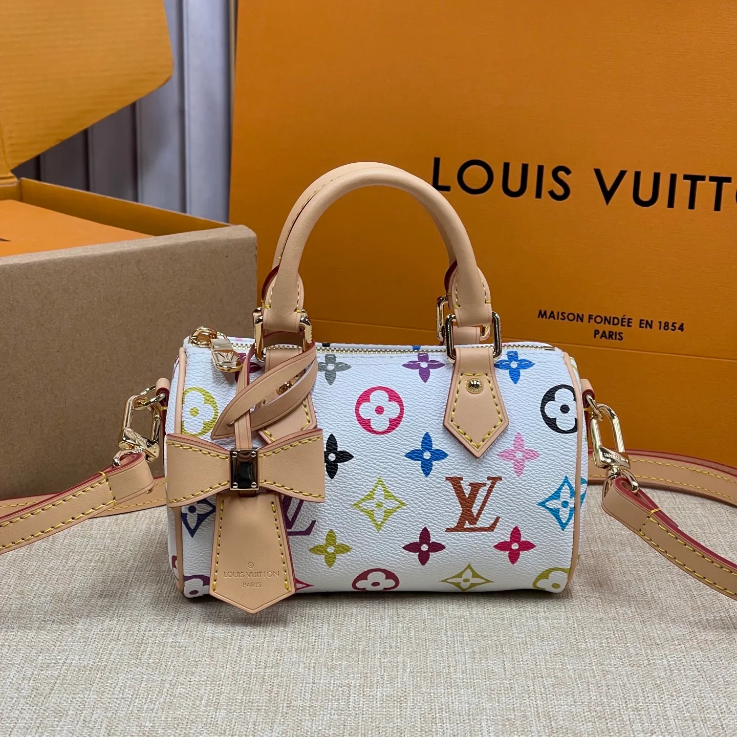 [Upgraded version] P440¥💰Tricolor series~Upgraded version. High quality🥰Model: M13391🐶With complete packaging❣️NANO SPEEDY handbag The Nano Speedy handbag condenses the configuration of Louis Vuitton's classic Speedy handbag, with an exquisite design made of Monogram canvas, with distressed cow leather details and metal parts. The handles and removable and adjustable shoulder strap allow for a variety of styling possibilities. Dimensions: 16 x 10 x 7.5 cm