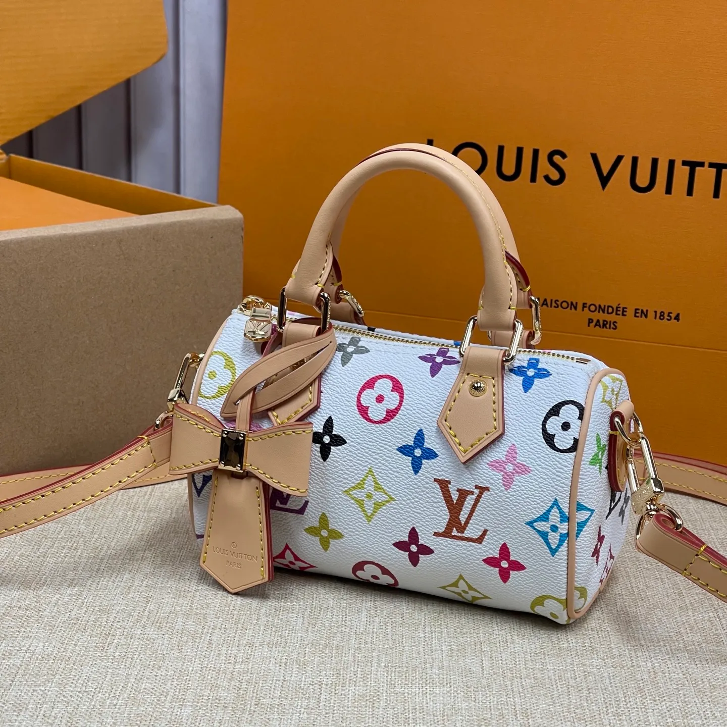 [Upgraded version] P440¥💰Tricolor series~Upgraded version. High quality🥰Model: M13391🐶With complete packaging❣️NANO SPEEDY handbag The Nano Speedy handbag condenses the configuration of Louis Vuitton's classic Speedy handbag, with an exquisite design made of Monogram canvas, with distressed cow leather details and metal parts. The handles and removable and adjustable shoulder strap allow for a variety of styling possibilities. Dimensions: 16 x 10 x 7.5 cm