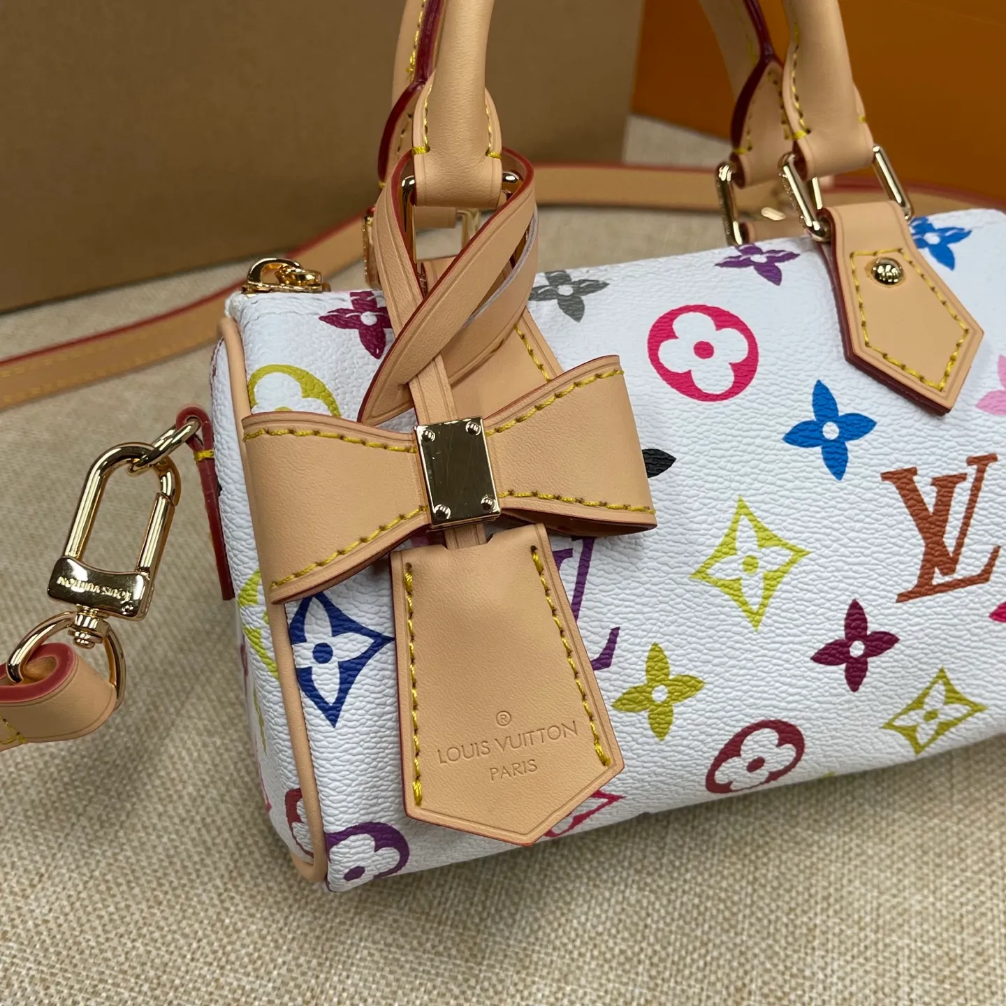 [Upgraded version] P440¥💰Tricolor series~Upgraded version. High quality🥰Model: M13391🐶With complete packaging❣️NANO SPEEDY handbag The Nano Speedy handbag condenses the configuration of Louis Vuitton's classic Speedy handbag, with an exquisite design made of Monogram canvas, with distressed cow leather details and metal parts. The handles and removable and adjustable shoulder strap allow for a variety of styling possibilities. Dimensions: 16 x 10 x 7.5 cm