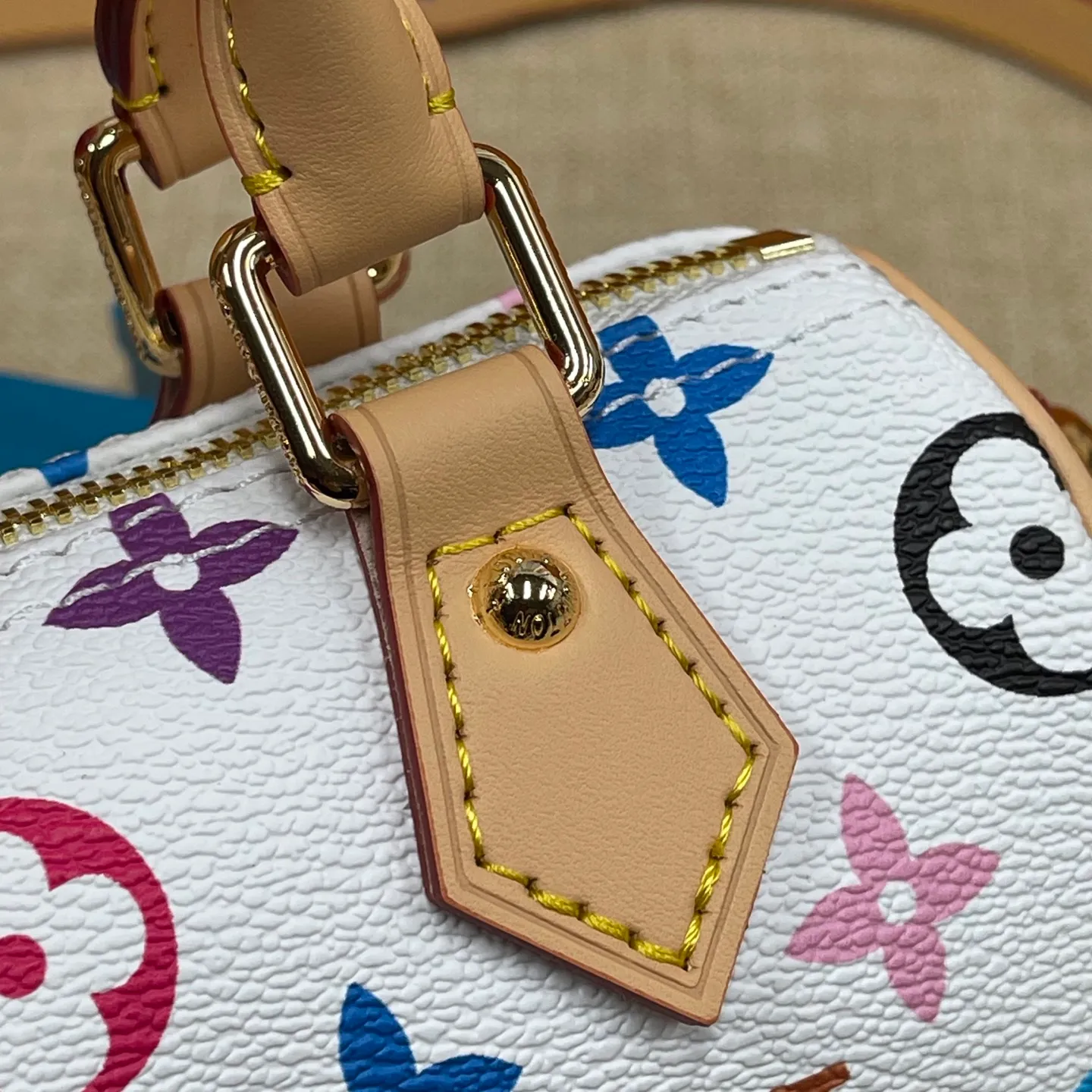[Upgraded version] P440¥💰Tricolor series~Upgraded version. High quality🥰Model: M13391🐶With complete packaging❣️NANO SPEEDY handbag The Nano Speedy handbag condenses the configuration of Louis Vuitton's classic Speedy handbag, with an exquisite design made of Monogram canvas, with distressed cow leather details and metal parts. The handles and removable and adjustable shoulder strap allow for a variety of styling possibilities. Dimensions: 16 x 10 x 7.5 cm