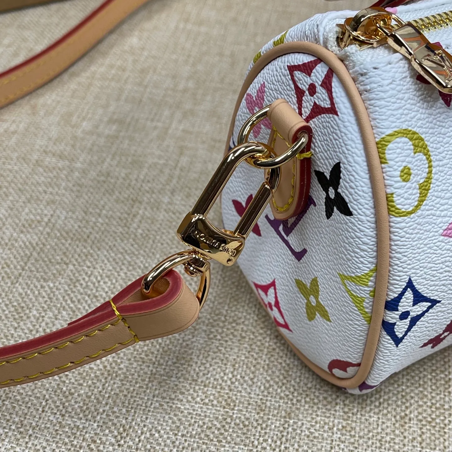 [Upgraded version] P440¥💰Tricolor series~Upgraded version. High quality🥰Model: M13391🐶With complete packaging❣️NANO SPEEDY handbag The Nano Speedy handbag condenses the configuration of Louis Vuitton's classic Speedy handbag, with an exquisite design made of Monogram canvas, with distressed cow leather details and metal parts. The handles and removable and adjustable shoulder strap allow for a variety of styling possibilities. Dimensions: 16 x 10 x 7.5 cm