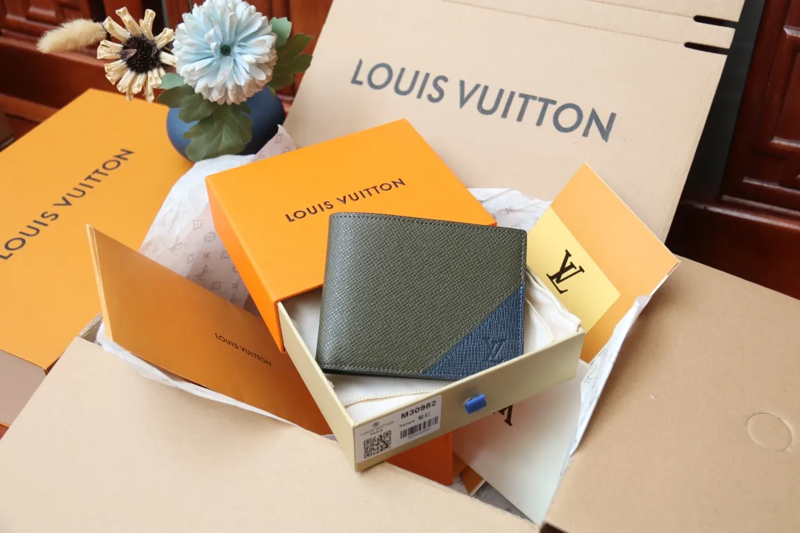 M30982 MULTIPLE WALLET💰280 This Multiple wallet uses traditional inlays, meticulously splicing Taïga leather, and then injects contemporary colors with V-shaped inlays to pay tribute to Louis Vuitton's heritage of craftsmanship. Equipped with card slots and compartments, it is a daily companion for modern people. 11.5 x 9 x 1.5 cm