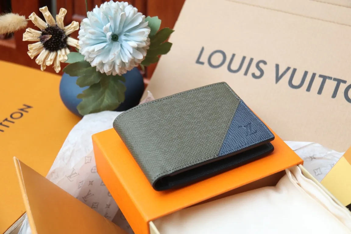 M30982 MULTIPLE WALLET💰280 This Multiple wallet uses traditional inlays, meticulously splicing Taïga leather, and then injects contemporary colors with V-shaped inlays to pay tribute to Louis Vuitton's heritage of craftsmanship. Equipped with card slots and compartments, it is a daily companion for modern people. 11.5 x 9 x 1.5 cm