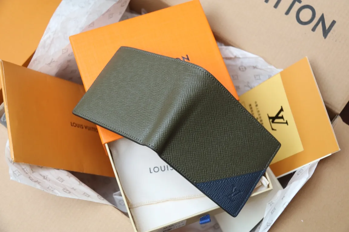 M30982 MULTIPLE WALLET💰280 This Multiple wallet uses traditional inlays, meticulously splicing Taïga leather, and then injects contemporary colors with V-shaped inlays to pay tribute to Louis Vuitton's heritage of craftsmanship. Equipped with card slots and compartments, it is a daily companion for modern people. 11.5 x 9 x 1.5 cm