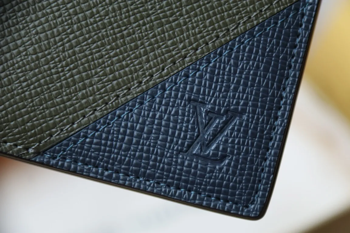M30982 MULTIPLE WALLET💰280 This Multiple wallet uses traditional inlays, meticulously splicing Taïga leather, and then injects contemporary colors with V-shaped inlays to pay tribute to Louis Vuitton's heritage of craftsmanship. Equipped with card slots and compartments, it is a daily companion for modern people. 11.5 x 9 x 1.5 cm
