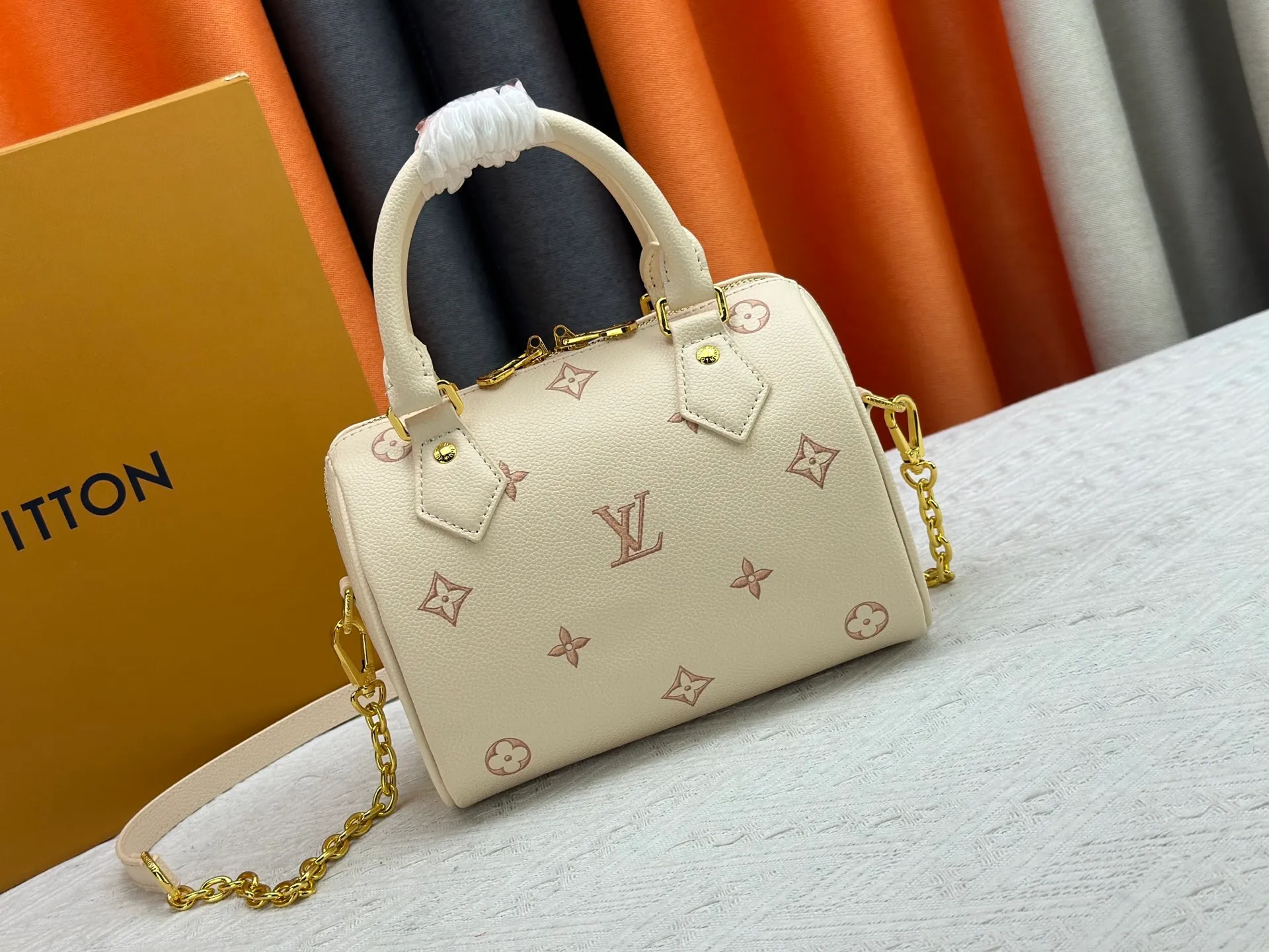 P260 upgraded original M58953 M46234 M46222 Speedy Bandoulière 20 handbag is made of soft coated canvas, and the full-length Monogram pattern is traced in colorful rainbow tones, highlighting the smart style of the Louis Vuitton x Murakami reissue series. The Toron handle and detachable shoulder strap are constructed of cow leather, the metal corners recall classic luggage elements, and the bow-shaped key bag and padlock add brand touches. Dimensions: 20.5 x 13.5 x 12.0 cm (length x height x width)