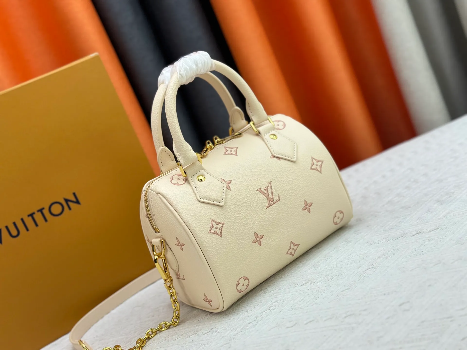 P260 upgraded original M58953 M46234 M46222 Speedy Bandoulière 20 handbag is made of soft coated canvas, and the full-length Monogram pattern is traced in colorful rainbow tones, highlighting the smart style of the Louis Vuitton x Murakami reissue series. The Toron handle and detachable shoulder strap are constructed of cow leather, the metal corners recall classic luggage elements, and the bow-shaped key bag and padlock add brand touches. Dimensions: 20.5 x 13.5 x 12.0 cm (length x height x width)