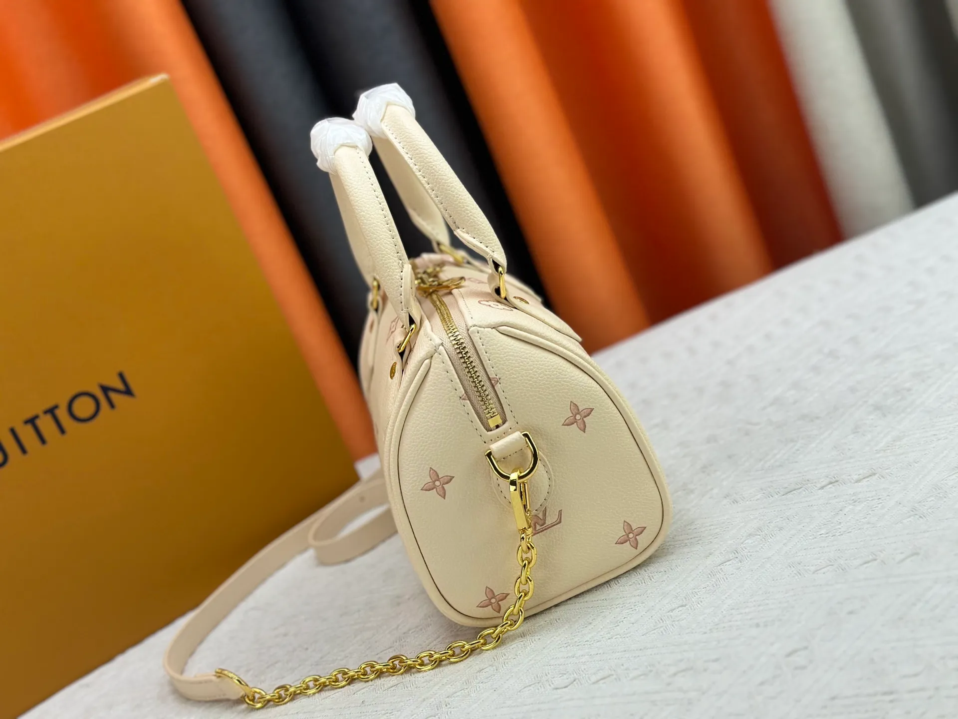 P260 upgraded original M58953 M46234 M46222 Speedy Bandoulière 20 handbag is made of soft coated canvas, and the full-length Monogram pattern is traced in colorful rainbow tones, highlighting the smart style of the Louis Vuitton x Murakami reissue series. The Toron handle and detachable shoulder strap are constructed of cow leather, the metal corners recall classic luggage elements, and the bow-shaped key bag and padlock add brand touches. Dimensions: 20.5 x 13.5 x 12.0 cm (length x height x width)