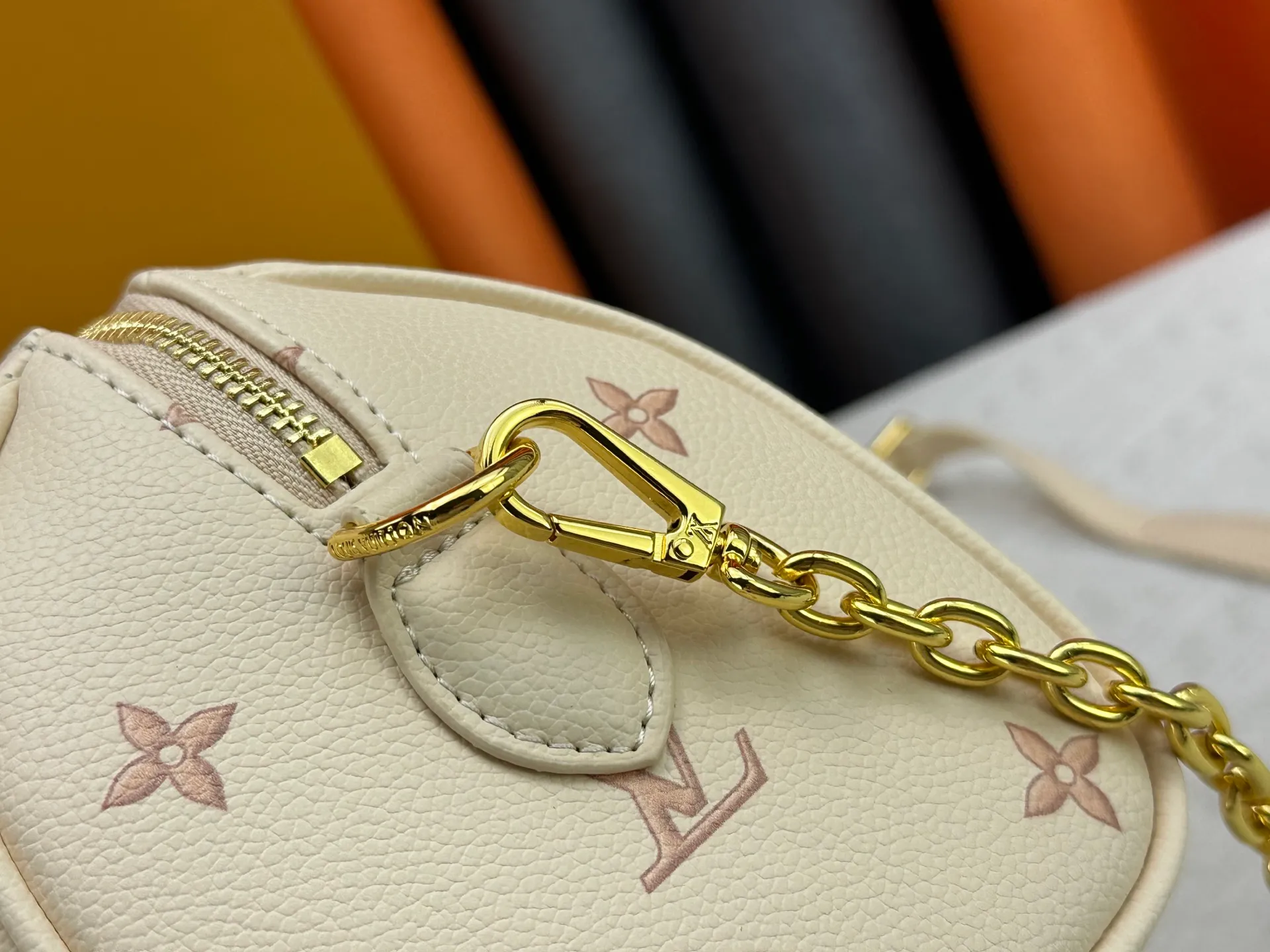 P260 upgraded original M58953 M46234 M46222 Speedy Bandoulière 20 handbag is made of soft coated canvas, and the full-length Monogram pattern is traced in colorful rainbow tones, highlighting the smart style of the Louis Vuitton x Murakami reissue series. The Toron handle and detachable shoulder strap are constructed of cow leather, the metal corners recall classic luggage elements, and the bow-shaped key bag and padlock add brand touches. Dimensions: 20.5 x 13.5 x 12.0 cm (length x height x width)