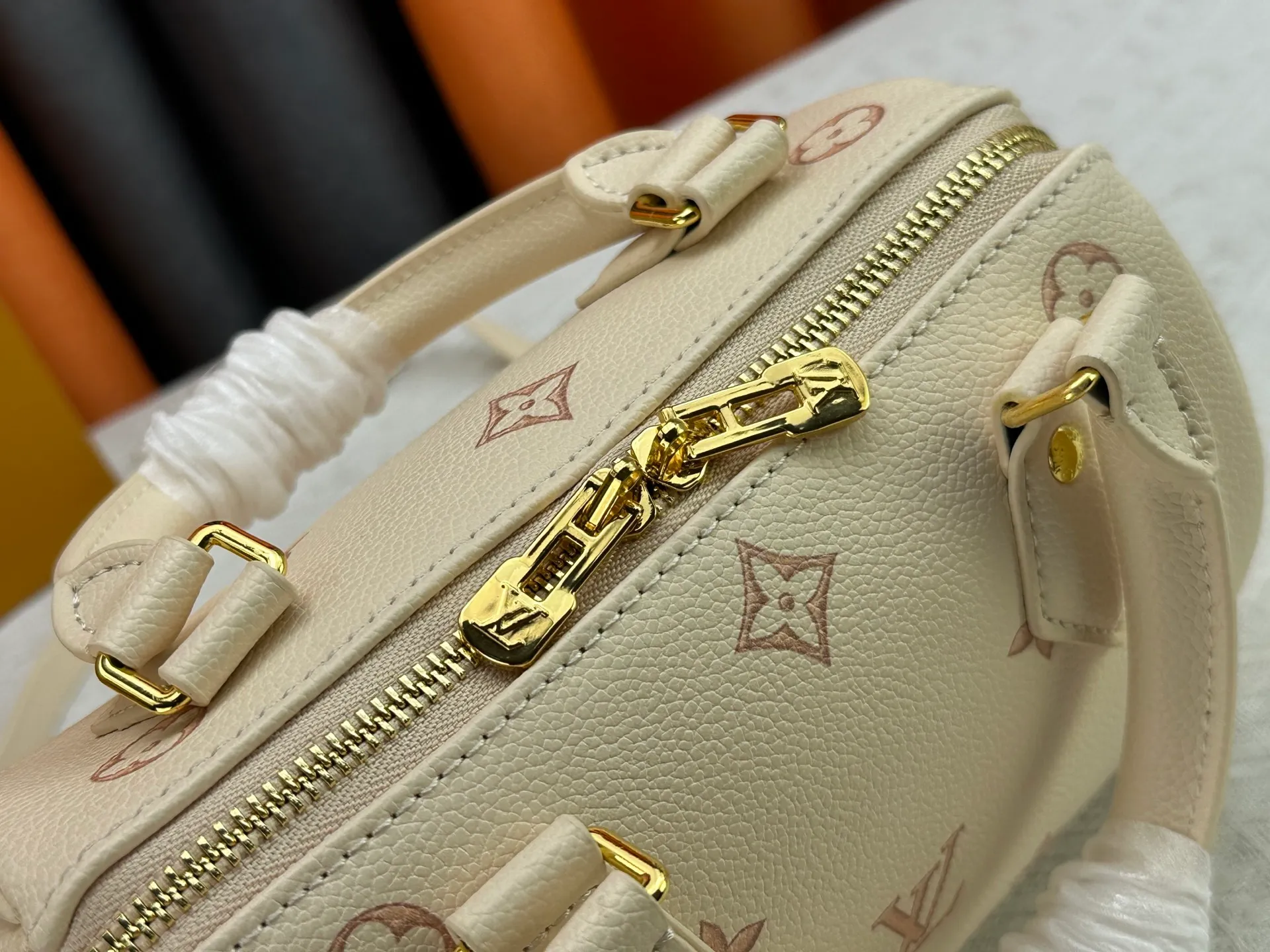 P260 upgraded original M58953 M46234 M46222 Speedy Bandoulière 20 handbag is made of soft coated canvas, and the full-length Monogram pattern is traced in colorful rainbow tones, highlighting the smart style of the Louis Vuitton x Murakami reissue series. The Toron handle and detachable shoulder strap are constructed of cow leather, the metal corners recall classic luggage elements, and the bow-shaped key bag and padlock add brand touches. Dimensions: 20.5 x 13.5 x 12.0 cm (length x height x width)