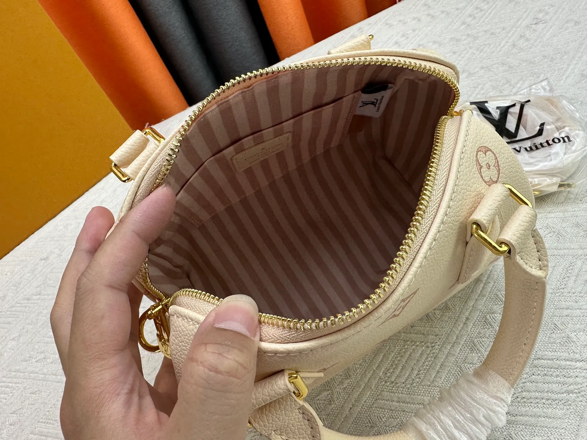 P260 upgraded original M58953 M46234 M46222 Speedy Bandoulière 20 handbag is made of soft coated canvas, and the full-length Monogram pattern is traced in colorful rainbow tones, highlighting the smart style of the Louis Vuitton x Murakami reissue series. The Toron handle and detachable shoulder strap are constructed of cow leather, the metal corners recall classic luggage elements, and the bow-shaped key bag and padlock add brand touches. Dimensions: 20.5 x 13.5 x 12.0 cm (length x height x width)