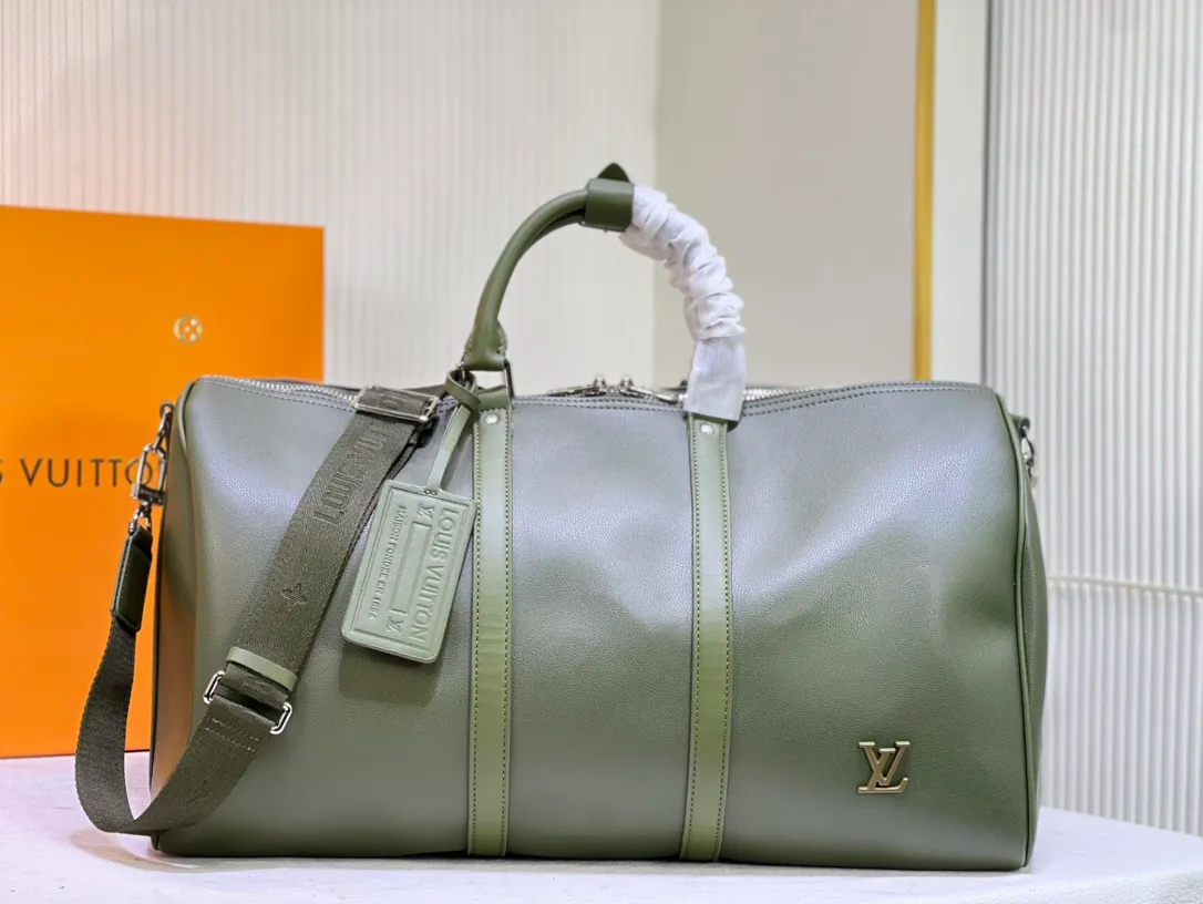 Batch 460 This Keepall travel bag is made of LV Aerogram cow leather to create a classic structure, witnessing Louis Vuitton's exquisite leather craftsmanship. The leather tag and jacquard shoulder strap reference the brand's travel heritage, and the carry-on size is perfect for weekend getaways. Item No. M21420 41416 57088 50x29x23 cm (Length x Height x Width) LV Aerogram Cow leather Cow leather trim Fabric lining Metal hardware Zipper closure Generous capacity Internal zipper pocket Leather Designation strap Shoulder strap: Removable, adjustable Strap half length: 36.0 cm Strap half length adjustable to: 50.0 cm Handle: Double handle