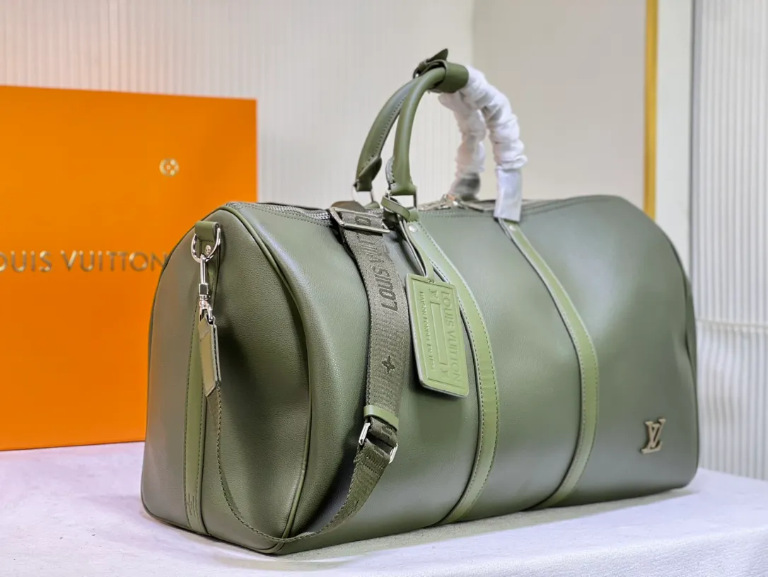 Batch 460 This Keepall travel bag is made of LV Aerogram cow leather to create a classic structure, witnessing Louis Vuitton's exquisite leather craftsmanship. The leather tag and jacquard shoulder strap reference the brand's travel heritage, and the carry-on size is perfect for weekend getaways. Item No. M21420 41416 57088 50x29x23 cm (Length x Height x Width) LV Aerogram Cow leather Cow leather trim Fabric lining Metal hardware Zipper closure Generous capacity Internal zipper pocket Leather Designation strap Shoulder strap: Removable, adjustable Strap half length: 36.0 cm Strap half length adjustable to: 50.0 cm Handle: Double handle
