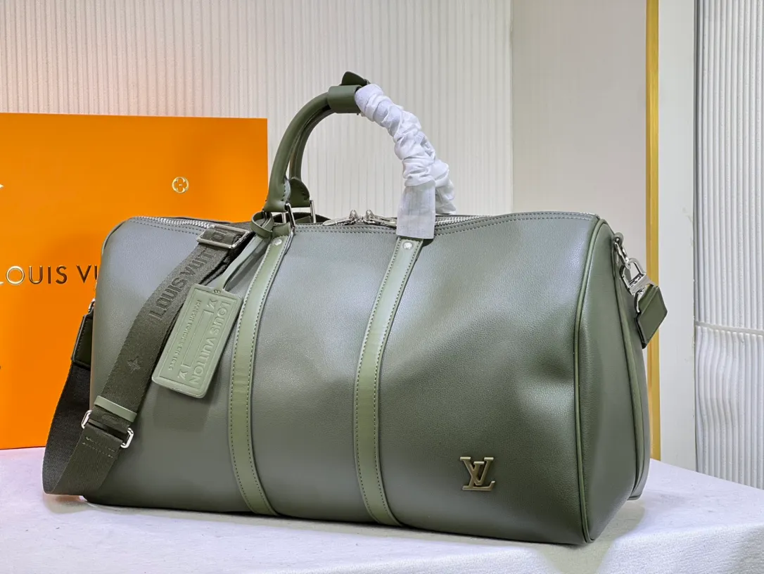 Batch 460 This Keepall travel bag is made of LV Aerogram cow leather to create a classic structure, witnessing Louis Vuitton's exquisite leather craftsmanship. The leather tag and jacquard shoulder strap reference the brand's travel heritage, and the carry-on size is perfect for weekend getaways. Item No. M21420 41416 57088 50x29x23 cm (Length x Height x Width) LV Aerogram Cow leather Cow leather trim Fabric lining Metal hardware Zipper closure Generous capacity Internal zipper pocket Leather Designation strap Shoulder strap: Removable, adjustable Strap half length: 36.0 cm Strap half length adjustable to: 50.0 cm Handle: Double handle