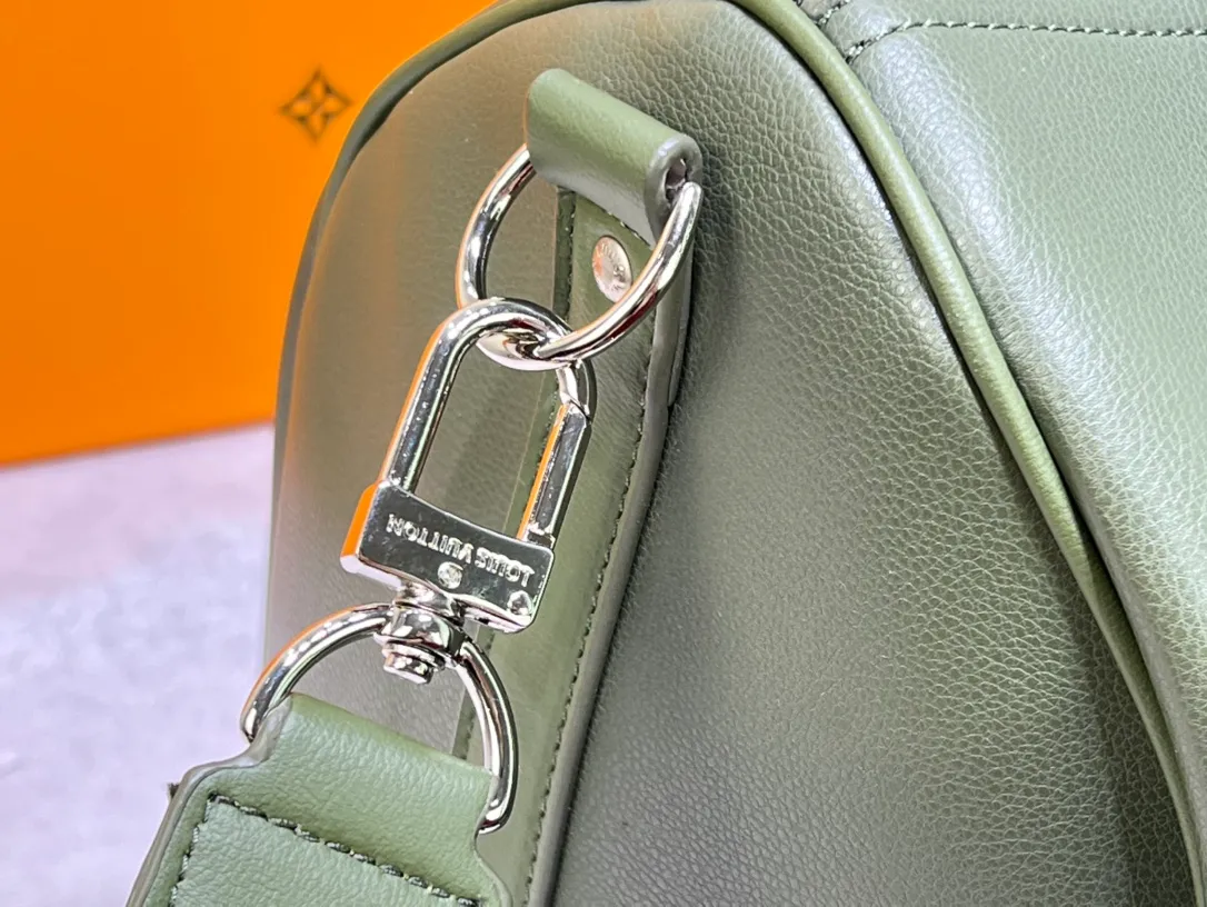 Batch 460 This Keepall travel bag is made of LV Aerogram cow leather to create a classic structure, witnessing Louis Vuitton's exquisite leather craftsmanship. The leather tag and jacquard shoulder strap reference the brand's travel heritage, and the carry-on size is perfect for weekend getaways. Item No. M21420 41416 57088 50x29x23 cm (Length x Height x Width) LV Aerogram Cow leather Cow leather trim Fabric lining Metal hardware Zipper closure Generous capacity Internal zipper pocket Leather Designation strap Shoulder strap: Removable, adjustable Strap half length: 36.0 cm Strap half length adjustable to: 50.0 cm Handle: Double handle