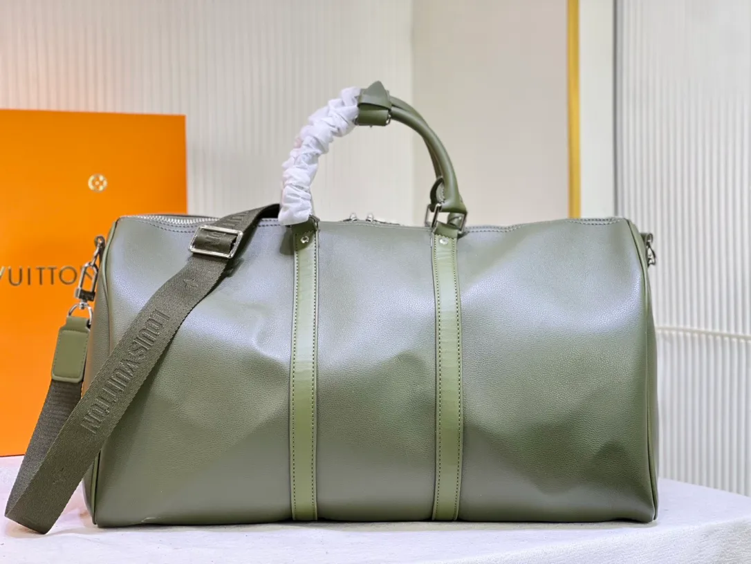 Batch 460 This Keepall travel bag is made of LV Aerogram cow leather to create a classic structure, witnessing Louis Vuitton's exquisite leather craftsmanship. The leather tag and jacquard shoulder strap reference the brand's travel heritage, and the carry-on size is perfect for weekend getaways. Item No. M21420 41416 57088 50x29x23 cm (Length x Height x Width) LV Aerogram Cow leather Cow leather trim Fabric lining Metal hardware Zipper closure Generous capacity Internal zipper pocket Leather Designation strap Shoulder strap: Removable, adjustable Strap half length: 36.0 cm Strap half length adjustable to: 50.0 cm Handle: Double handle