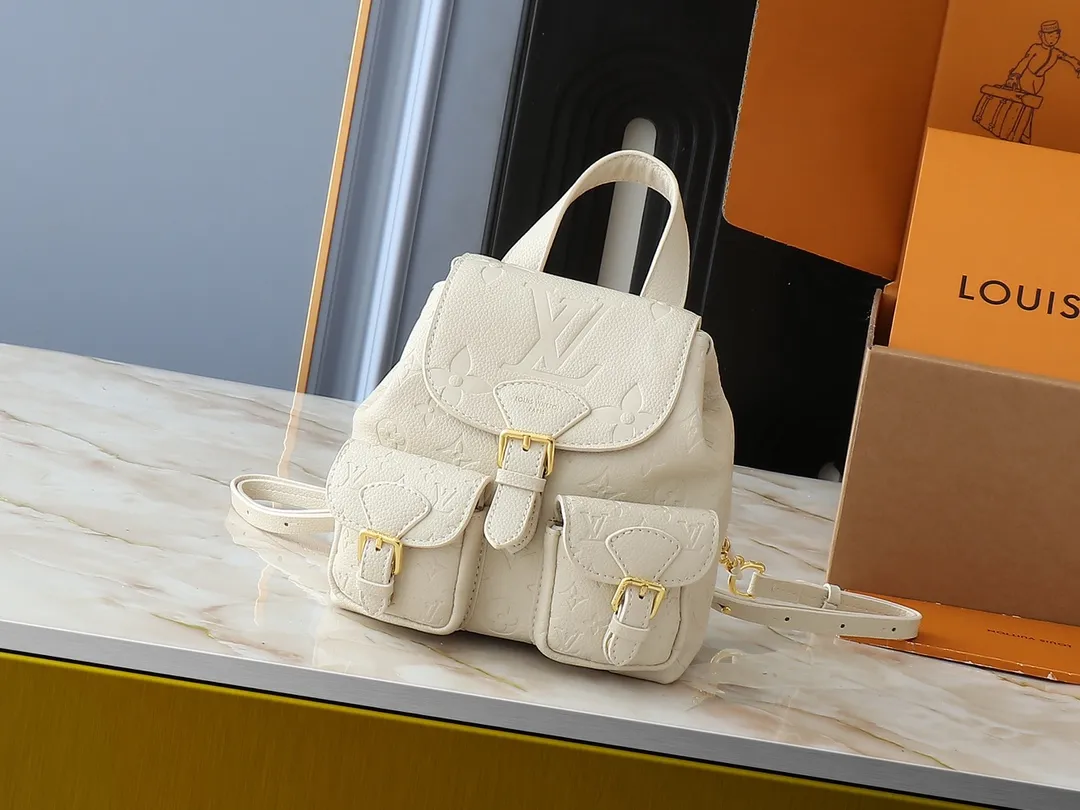 💰260💰Upgraded from the original M12987 M47074 M47072 M47106 This Backup backpack reinterprets the fresh tones of the LV Milky Way series with soft touches, using Monogram Empreinte leather with elegant metal hardware. Multiple pockets designed to easily store large wallets and travel essentials. Dimensions: 20.0 x 22.0 x 14.0 cm (length x height x width)