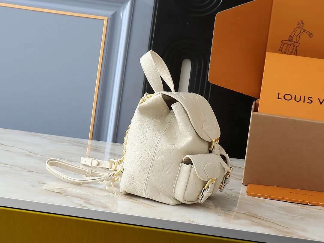 💰260💰Upgraded from the original M12987 M47074 M47072 M47106 This Backup backpack reinterprets the fresh tones of the LV Milky Way series with soft touches, using Monogram Empreinte leather with elegant metal hardware. Multiple pockets designed to easily store large wallets and travel essentials. Dimensions: 20.0 x 22.0 x 14.0 cm (length x height x width)