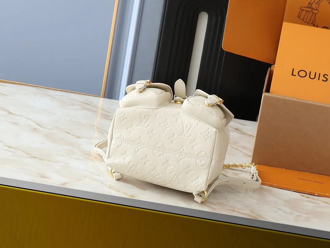 💰260💰Upgraded from the original M12987 M47074 M47072 M47106 This Backup backpack reinterprets the fresh tones of the LV Milky Way series with soft touches, using Monogram Empreinte leather with elegant metal hardware. Multiple pockets designed to easily store large wallets and travel essentials. Dimensions: 20.0 x 22.0 x 14.0 cm (length x height x width)