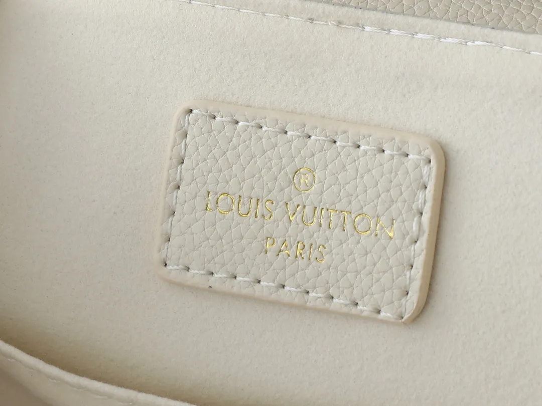💰260💰Upgraded from the original M12987 M47074 M47072 M47106 This Backup backpack reinterprets the fresh tones of the LV Milky Way series with soft touches, using Monogram Empreinte leather with elegant metal hardware. Multiple pockets designed to easily store large wallets and travel essentials. Dimensions: 20.0 x 22.0 x 14.0 cm (length x height x width)