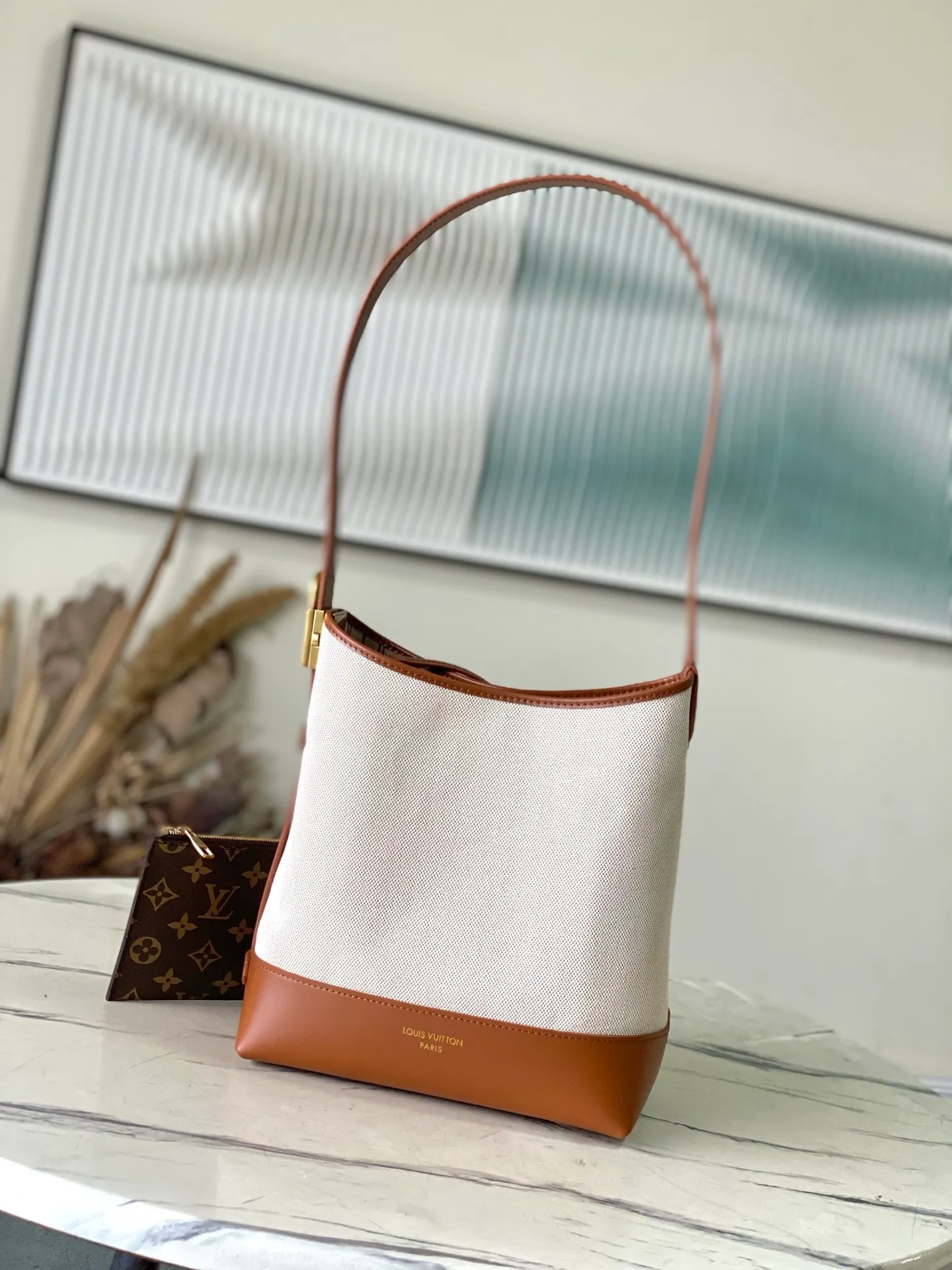 💰1180 Top original order M25468 This small LowKey Hobo handbag is made of canvas and cow leather, using texture contrast to interpret the elegant style of the new season. The distressed metal parts and removable Monogram zipper inner pocket recall the brand's trunk-making heritage, and the striped lining highlights the exquisite details. Dimensions: 24 × 28 × 16 cm